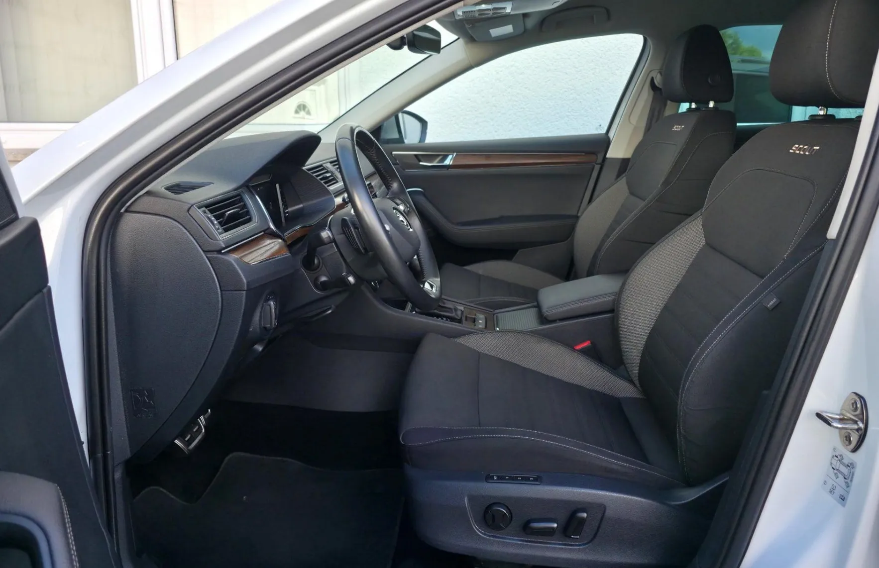 Zunanja slika - Škoda Superb - Combi 2.0TDI DSG Scout LED•ACC•VIRTUAL•GRETJE•KAM• - 6