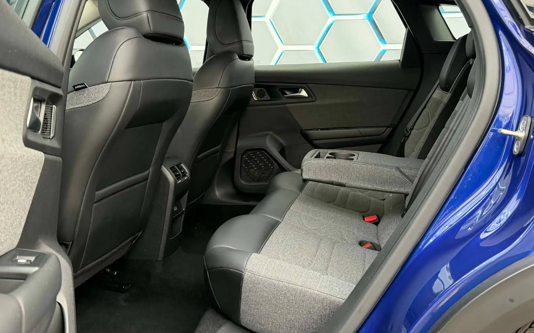 Notranja slika - Citroën C5 X - 1.2i•AUT•51.000KM•VIRTUAL•FUL LED•NAVIGACIJA•PDC•. - 10