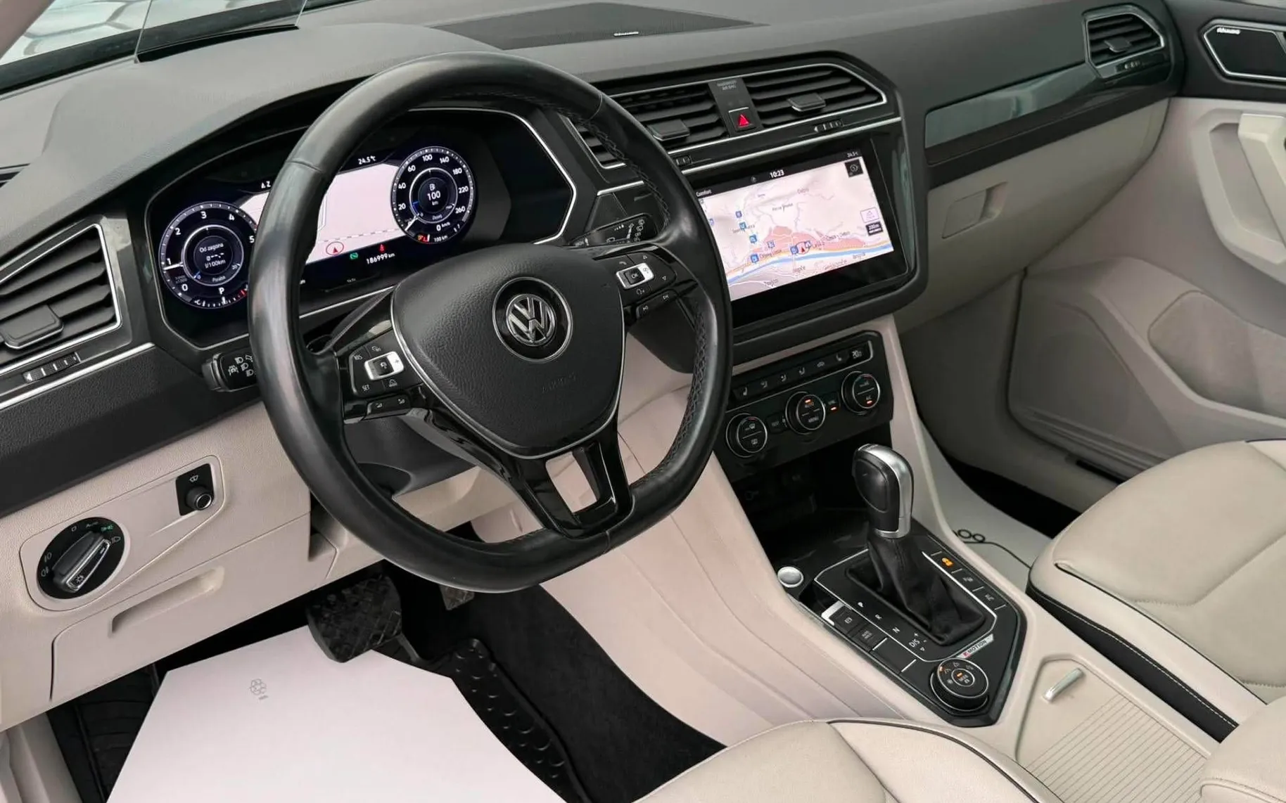 Notranja slika - Volkswagen Tiguan - 2.0 TDI•DSG•4X4•PANO•R LINE•FUL LED•VIRTUAL•ACC• - 8