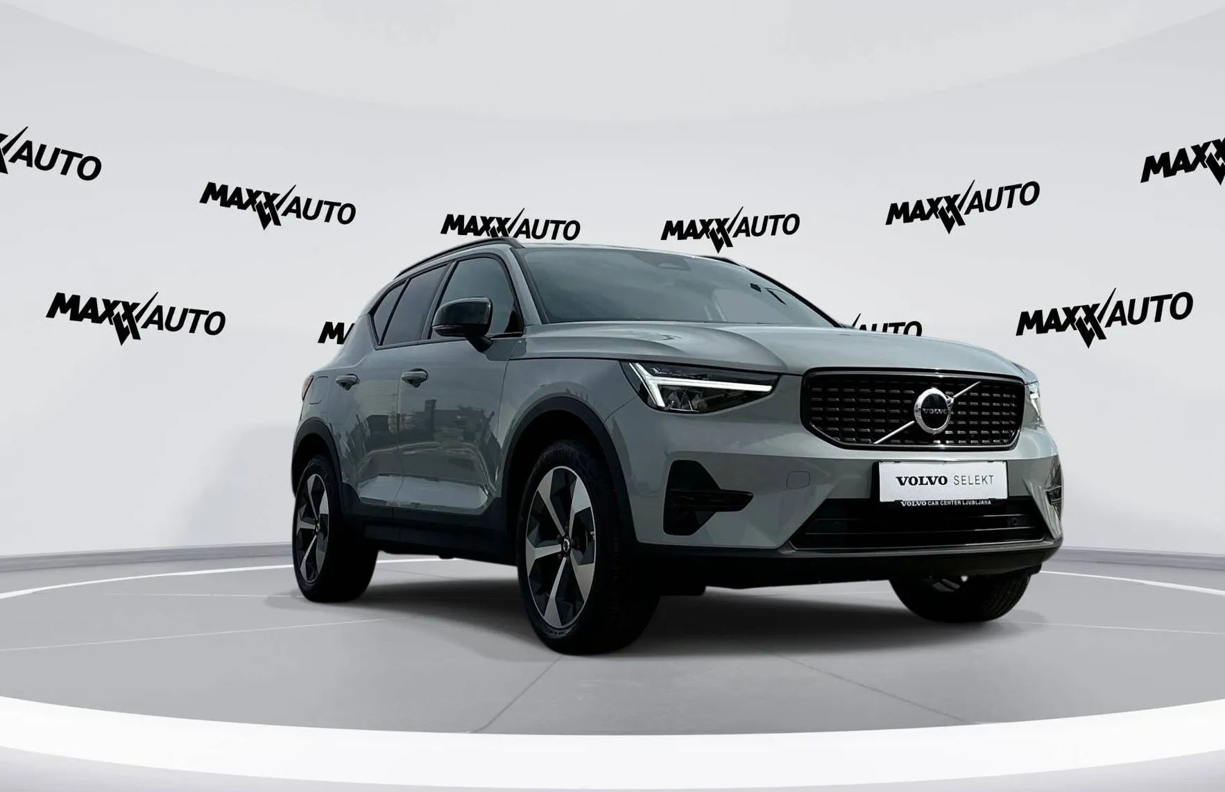 Zunanja slika - Volvo XC40 - B3P Plus Dark Avt - 2