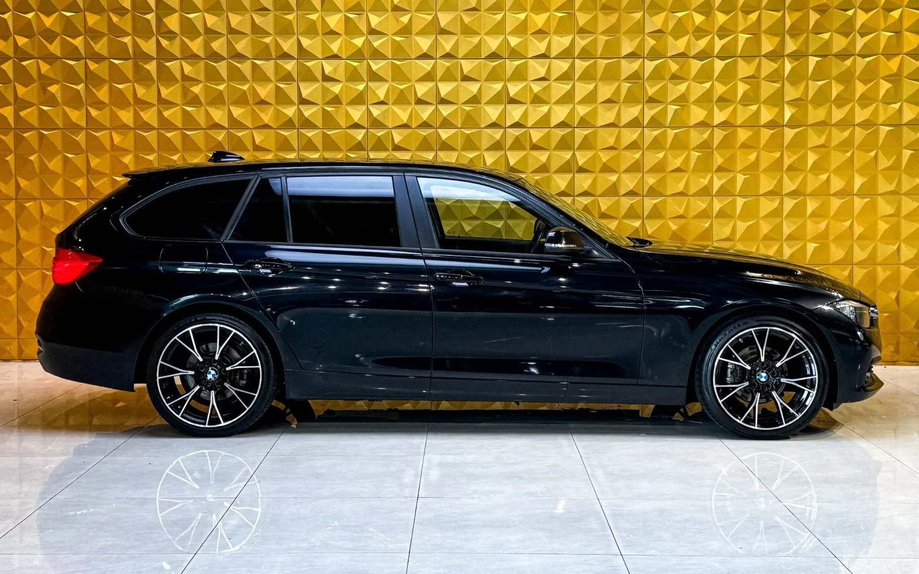 Notranja slika - BMW serija 3 Touring: - 318d AUT-NAVI-TEMP-EL PRTLJAZNIK-MULTIFUNKCIJA - 12