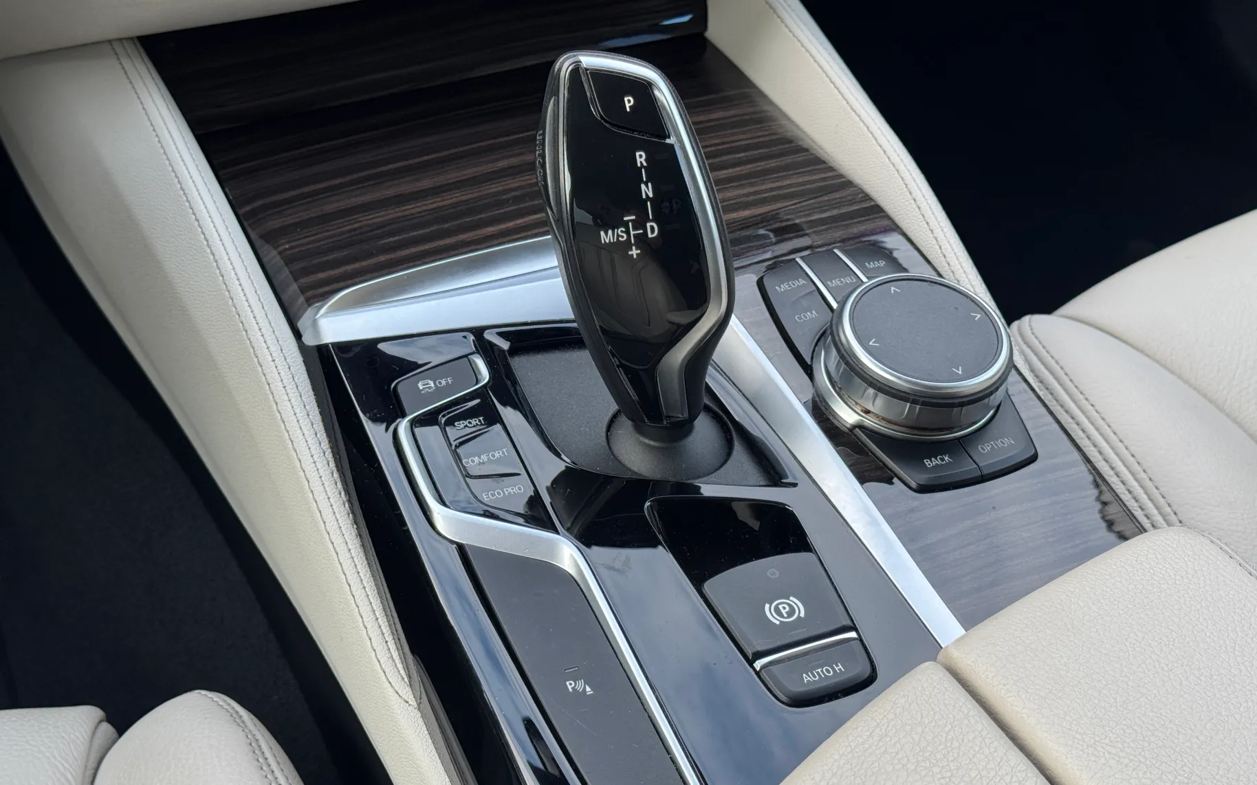Notranja slika - BMW Serija 5 - 520d xDrive Touring Avt. - 9