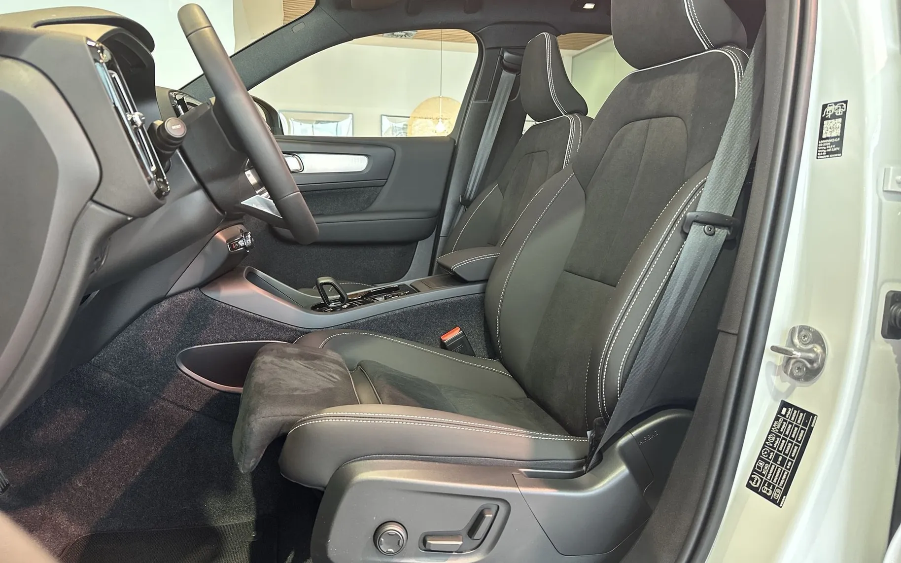 Notranja slika - Volvo XC40 - B4 P Ultra Black Edition 3 leta garancije + 3 se.. - 7