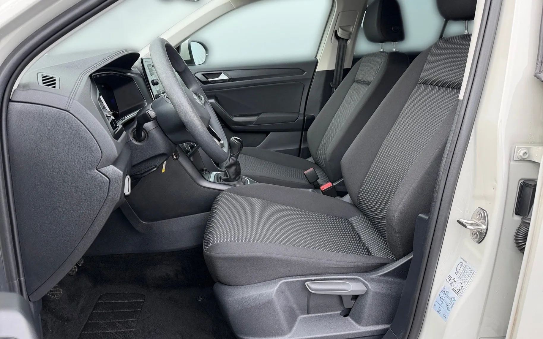 Notranja slika - Volkswagen T-Roc - 1.0 TSI BMT Life-komaj 31.131 KM-1.lastnik-Virtual - 7