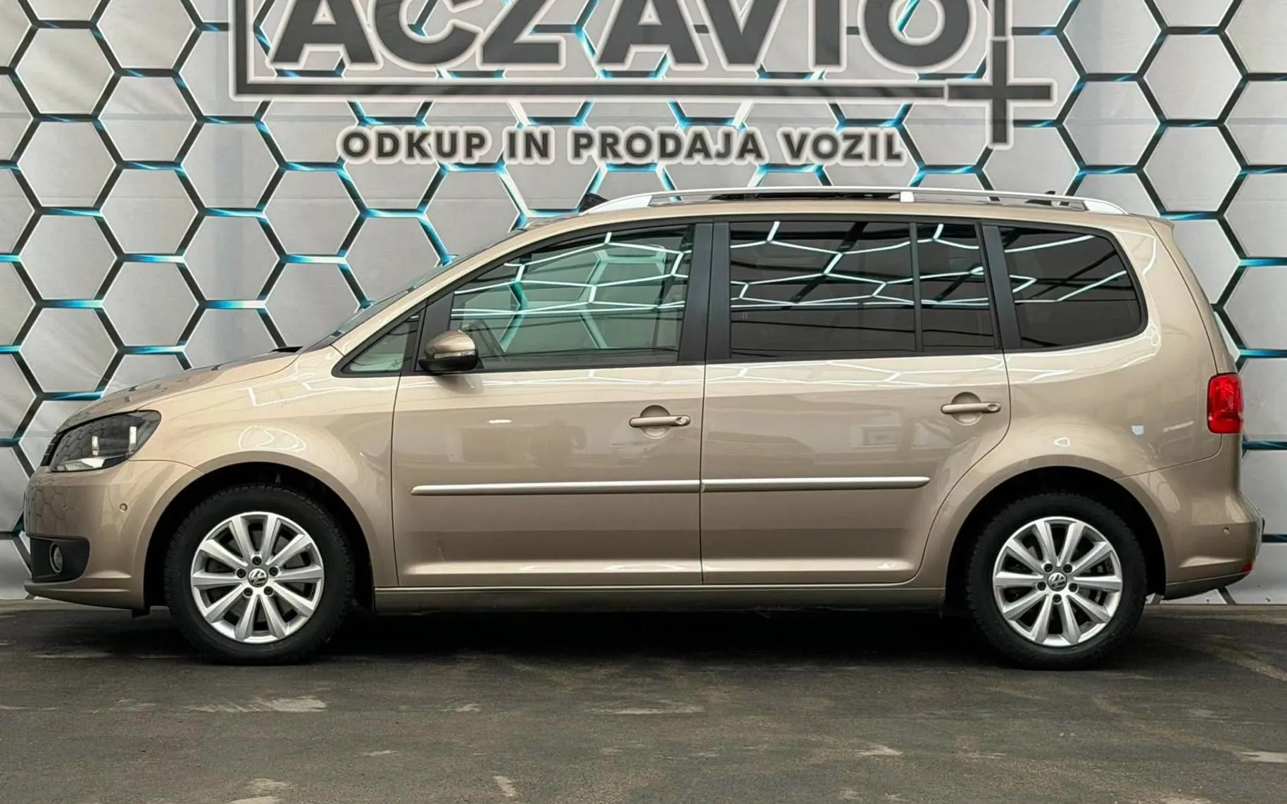 Notranja slika - Volkswagen Touran - 2.0 TDI•PANORAMA•H LINE•NAVIGACIJA•KAMERA•KLJUKA• - 7