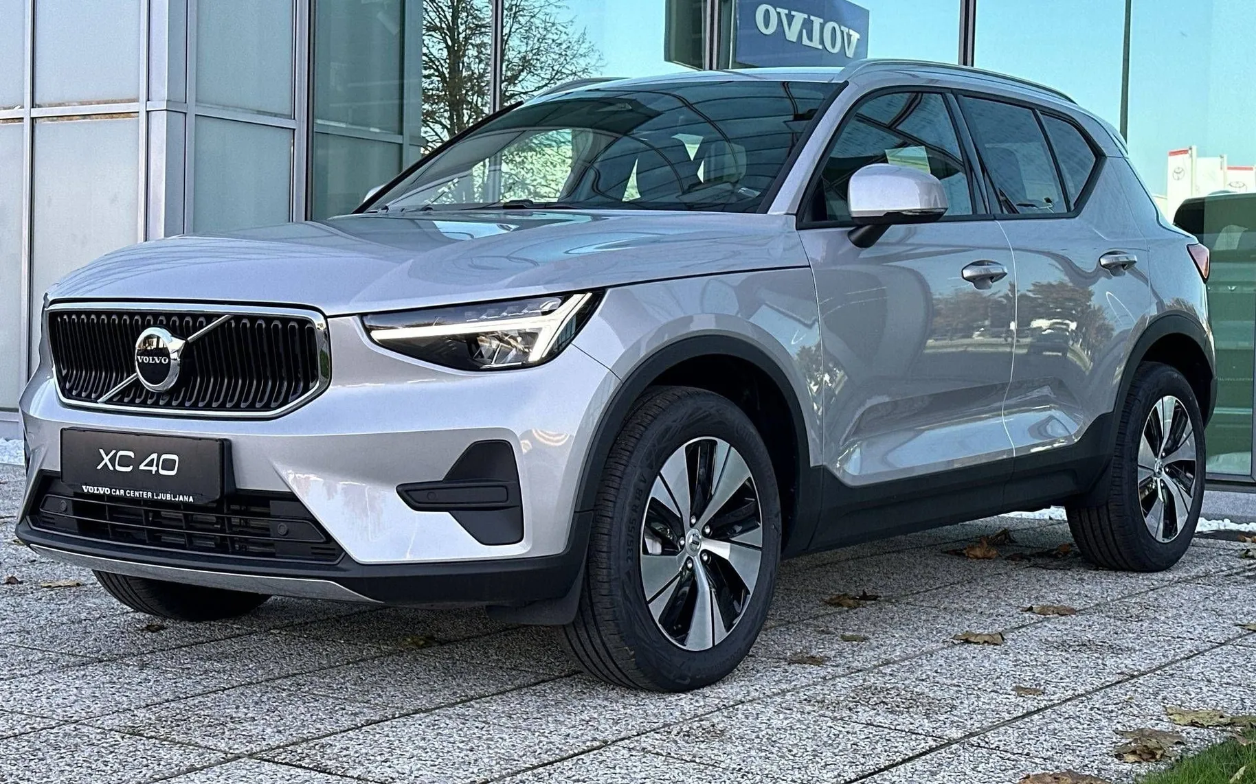 Zunanja slika - Volvo XC40 - B3 P Core AT DCT 3 leta garancije + 3 servisi... - 1