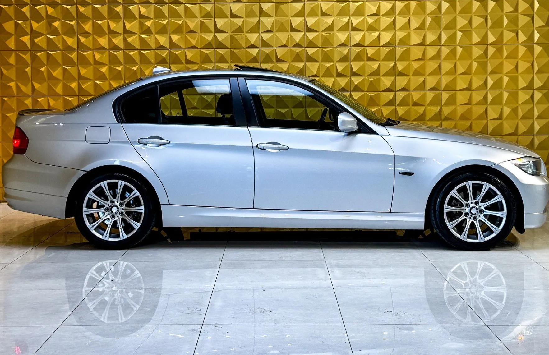 Zunanja slika - BMW Serija 3 - : 318d LCI-STREŠNO OKNO-GRETJE-NAVI-PDC... - 11