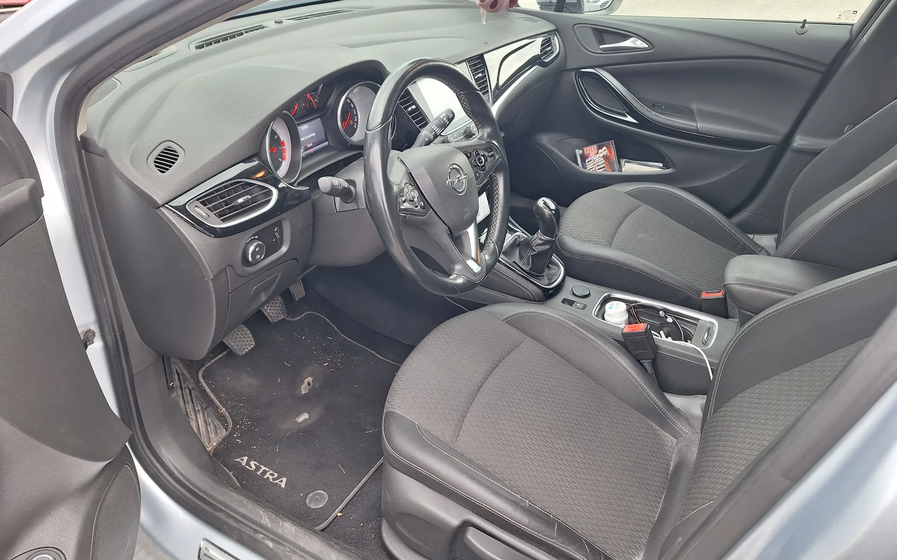 Notranja slika - Opel Astra - 1,4 Turbo Innovation - 9