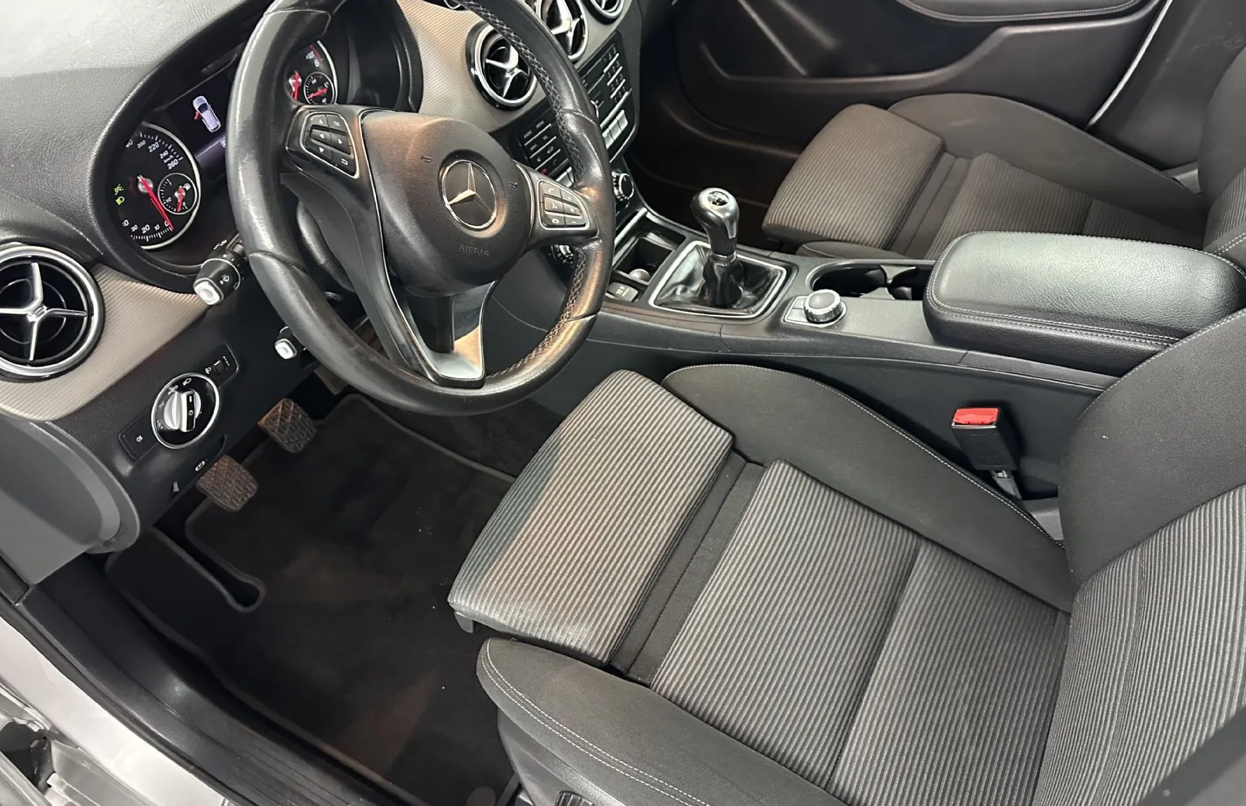 Zunanja slika - Mercedes-Benz B-Razred - B 180 d..NEMŠKI.NAVI.80 KW.SAMO 120.000 KM.DIZEL - 19