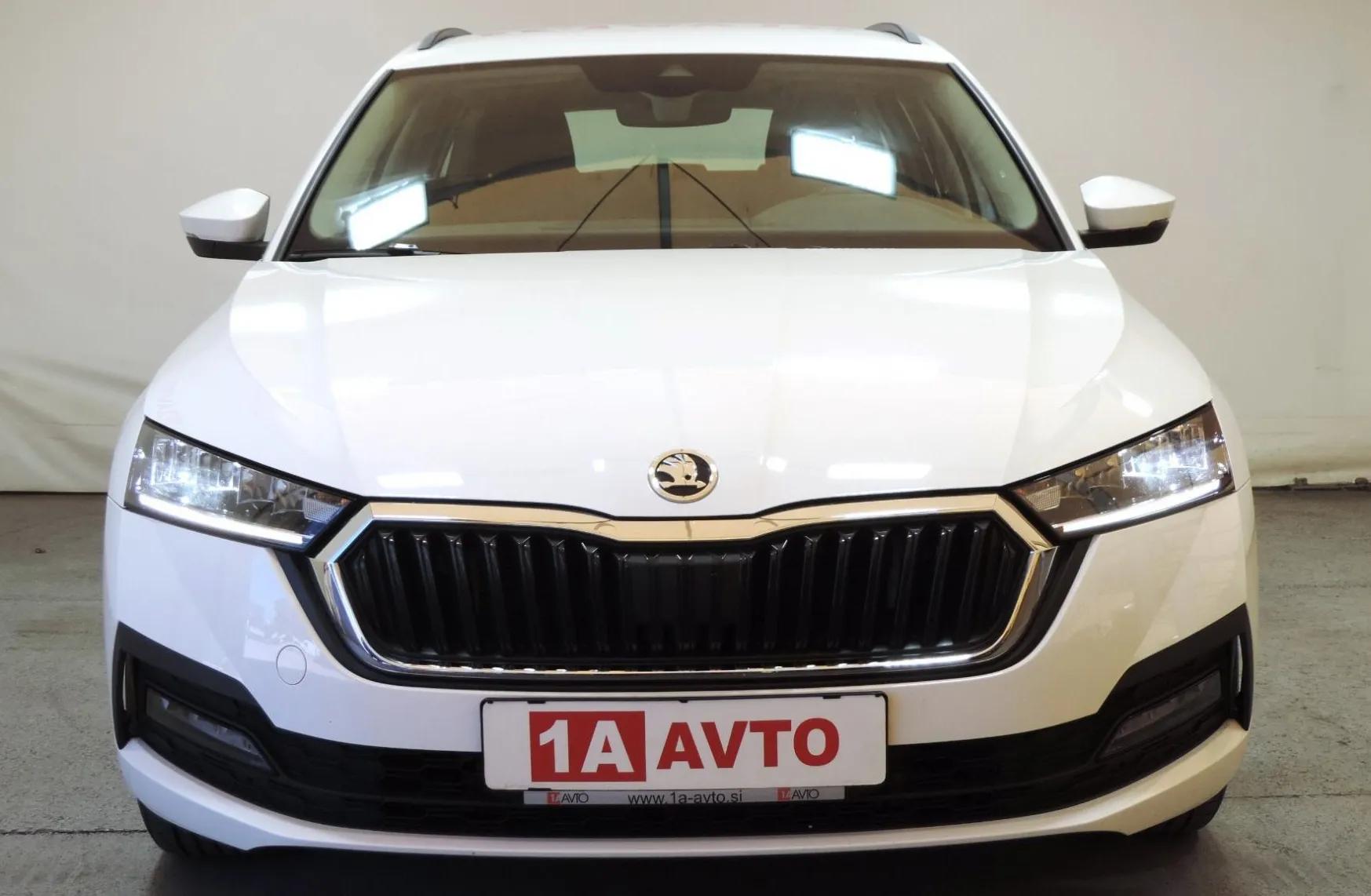 Zunanja slika - Škoda Octavia - Combi 2.0 TDI Ambition AVT. KLIMA-KAMERA-KOT NOVA - 2