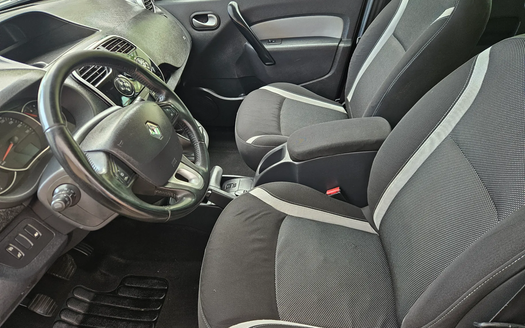 Notranja slika - Renault Kangoo - 1,5 dCi 90 Luxe - 8