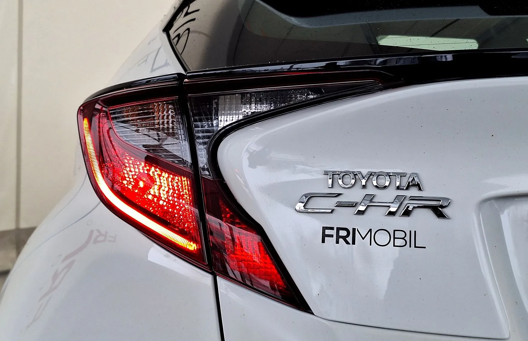 Zunanja slika - Toyota C-HR - 1.8 Hybrid C-ENTER Smart E-CVT•VL.KLJUKA•KAMERA• - 8