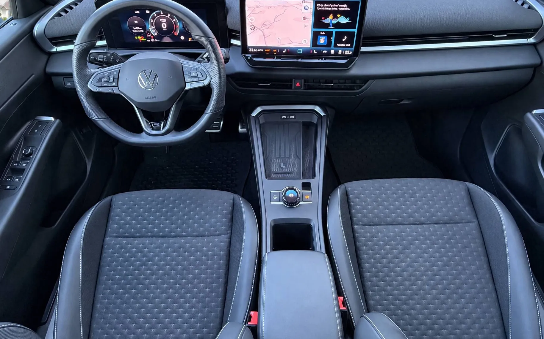 Notranja slika - Volkswagen T-Roc - 1.5 eTSI R-Line DSG-Vlečna kljuka-Harman Kardon... - 12
