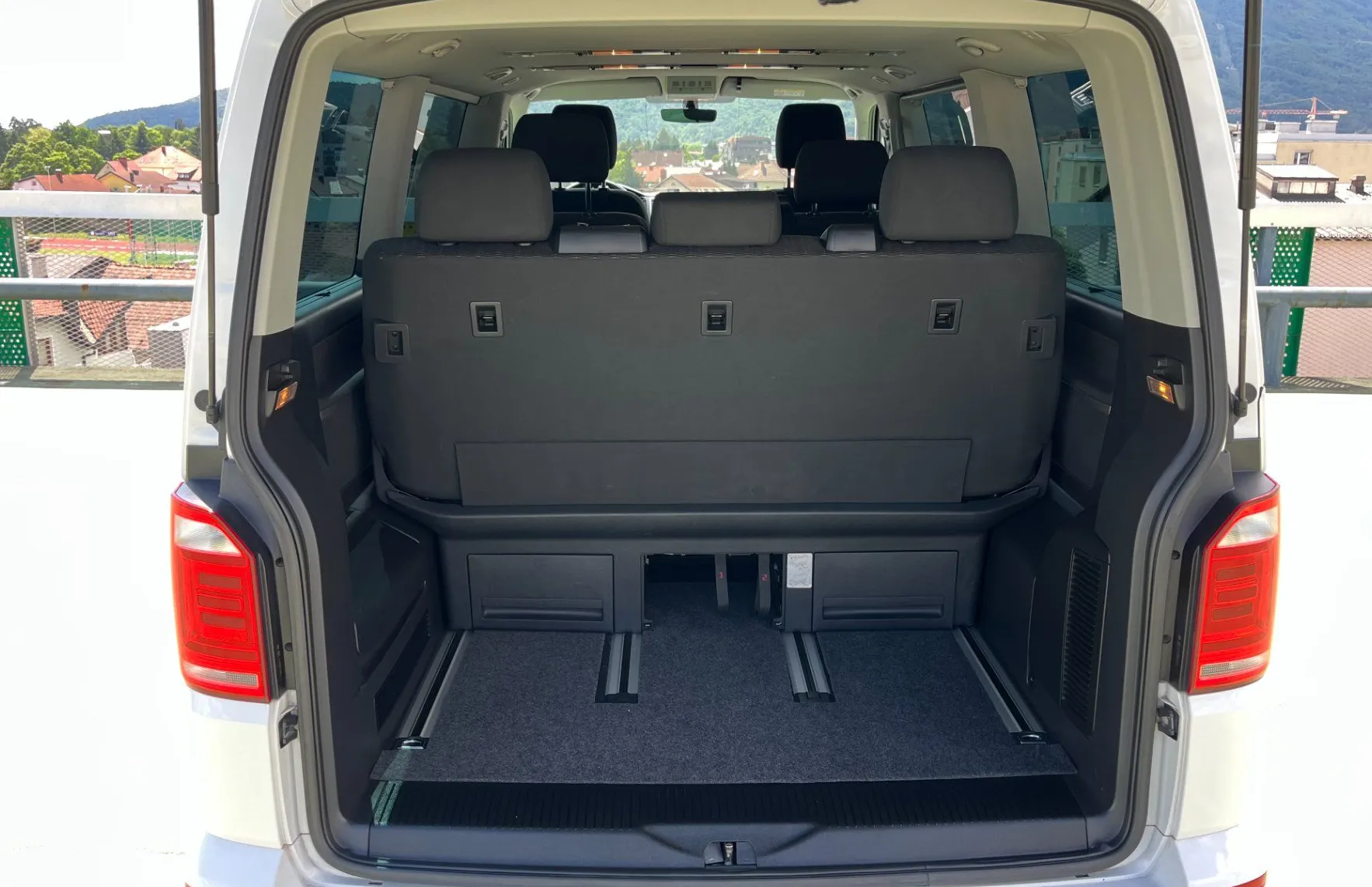 Zunanja slika - Volkswagen Multivan - 2.0 TDI DMR Comfortline DSG. LED. NAVI. 2X PDC. - 9