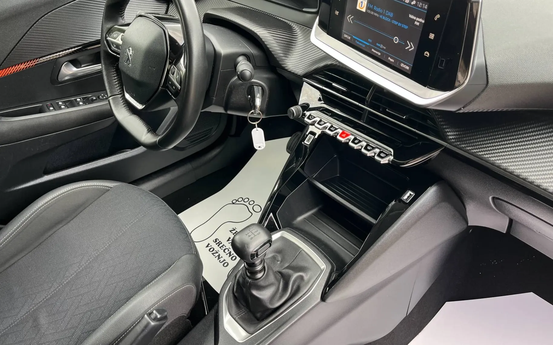 Notranja slika - Peugeot 208 - 1.2 PureTech 100  Allure-1 LASTNICA-ALU-NAVI-PDC - 9