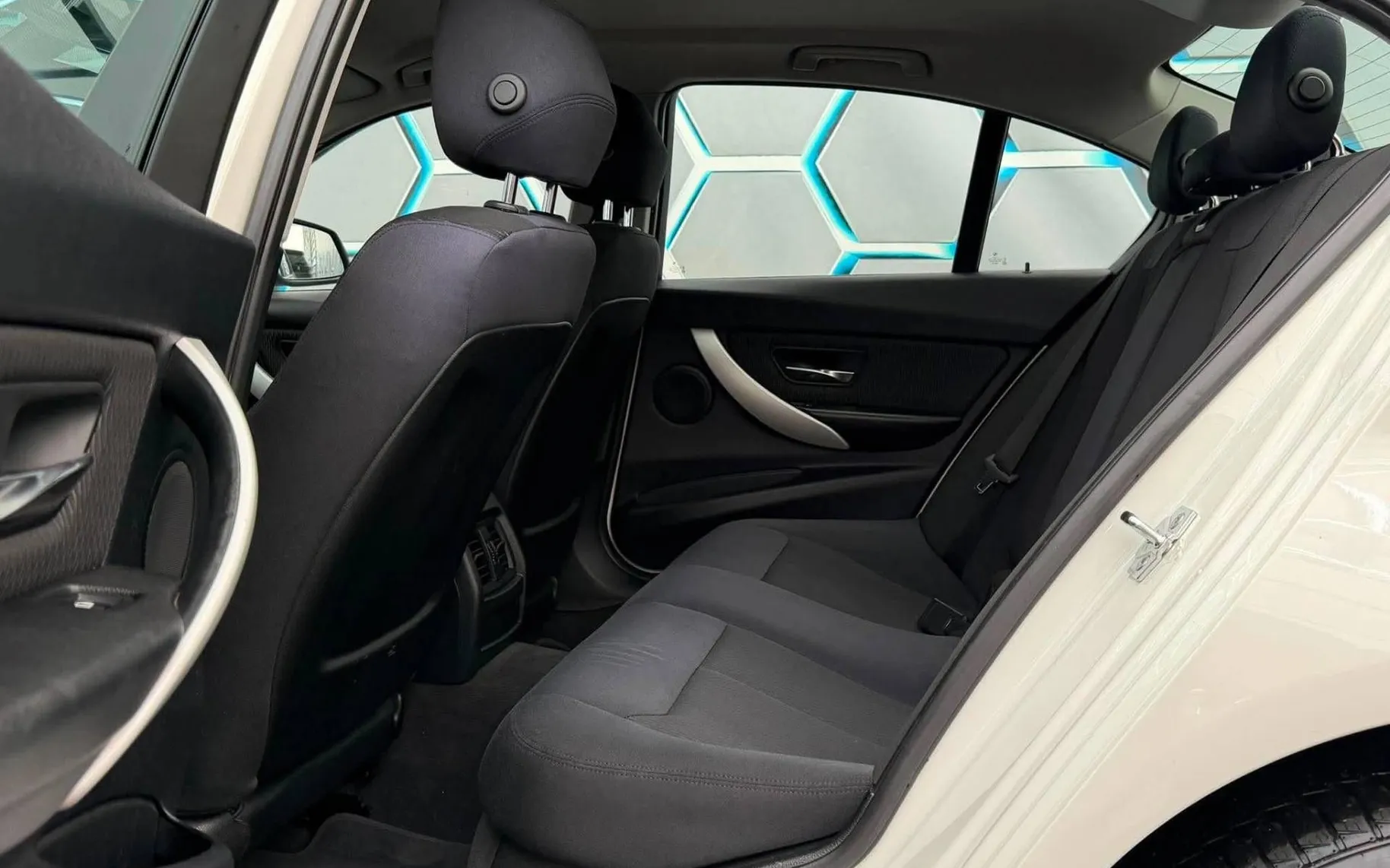 Notranja slika - BMW serija 3: - 316D•SLO•DIGI KLIMA•LIMUZINA•PDC SENZORJI•KREDIT•. - 10