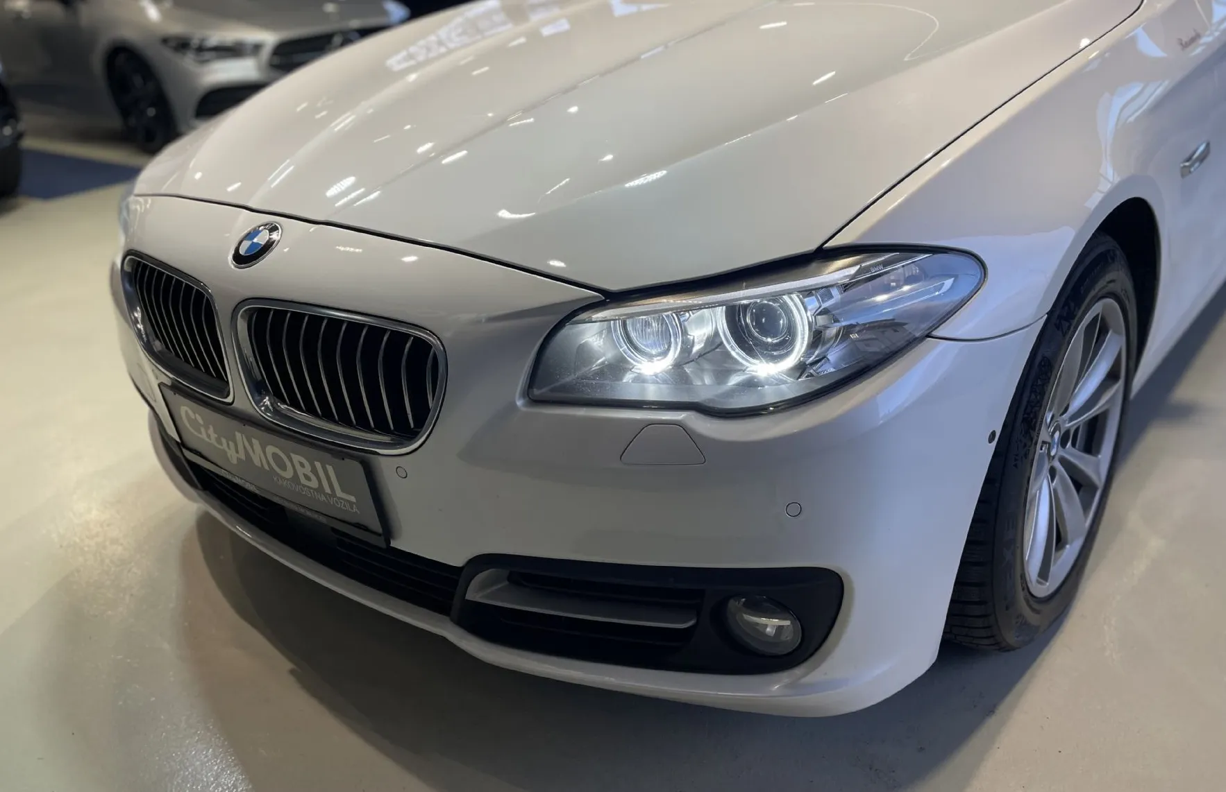 Zunanja slika - BMW Serija 5 - Touring: 520d-HEADUP-VIRTUAL-LANE-NAVI-RADAR-KAMERA-LED- - 20