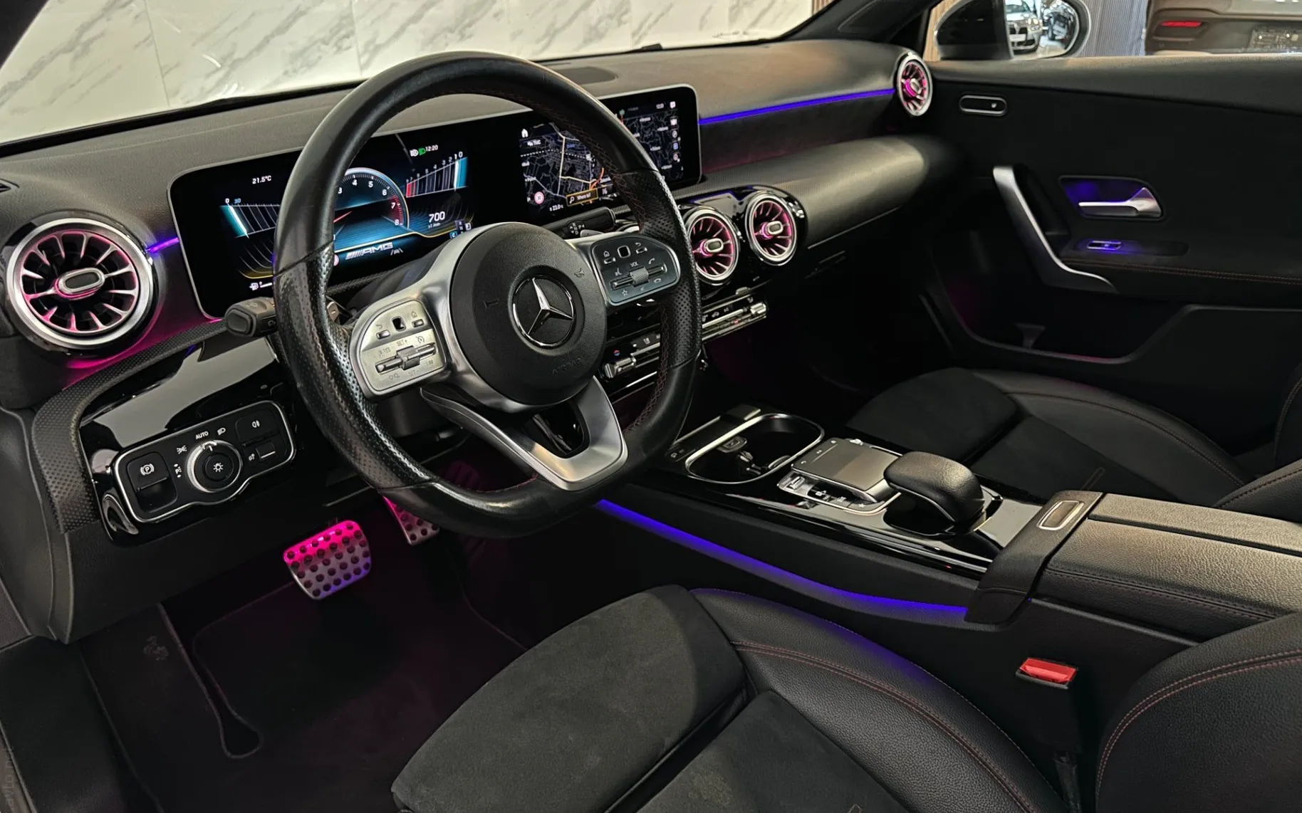 Notranja slika - Mercedes-Benz A-Razred - 250 AMG Line |NightP|Led|Kamera|Gretje|AmbientL| - 8