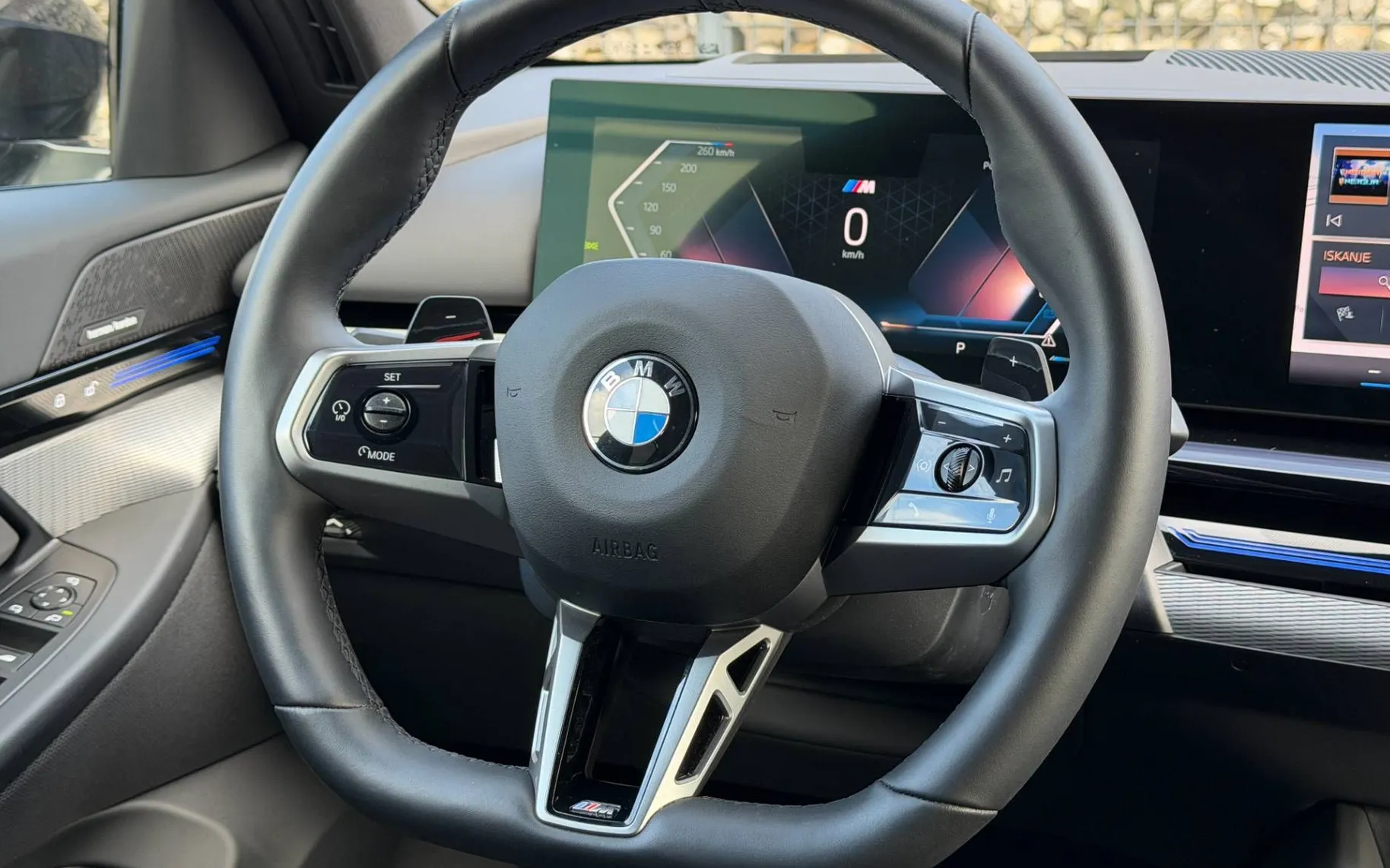 Zunanja slika - BMW Serija 5 - : 520d M-PAKET | ICONIC GLOW | HUD | 360° | KLJUKA | - 12