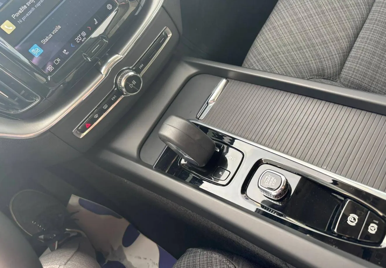Zunanja slika - Volvo XC60 - B4P Momentum PRO AT FWD KAMERA-GRETJE.SED.-DAB+ - 15