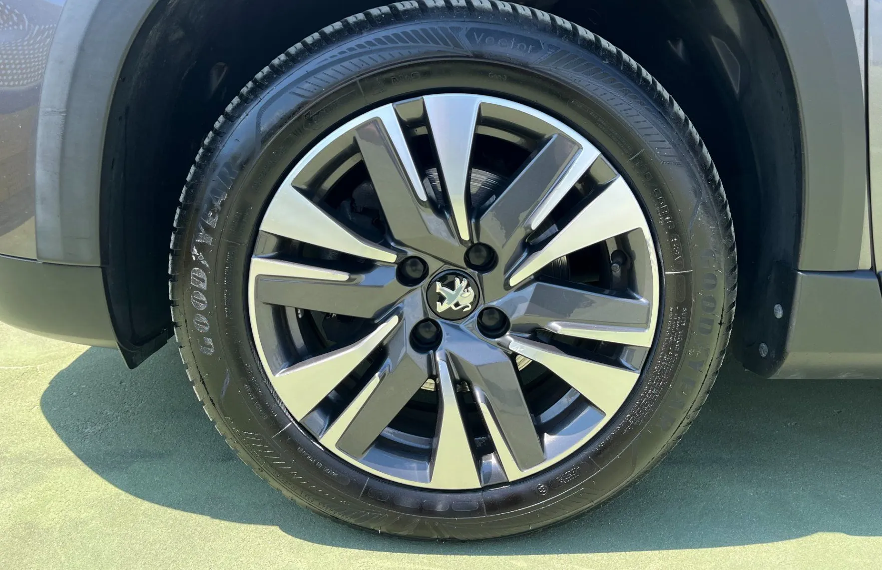 Zunanja slika - Peugeot 2008 - 1.2 PureTech 130Allure XEN.NAVI.PDC SAMO 69.000KM - 19