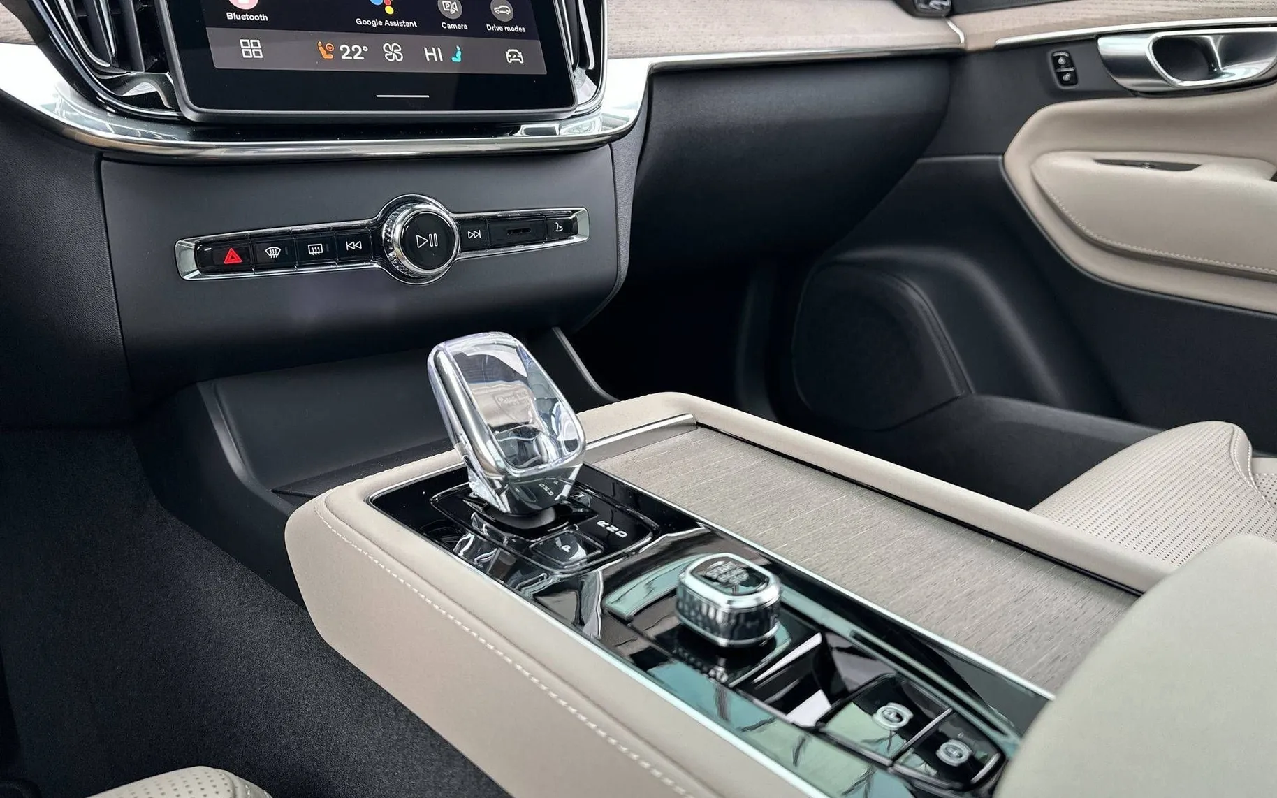 Notranja slika - Volvo XC90 - B5 P Ultra Bright 7s AT AWD 3 leta gar. + 3 ser - 19