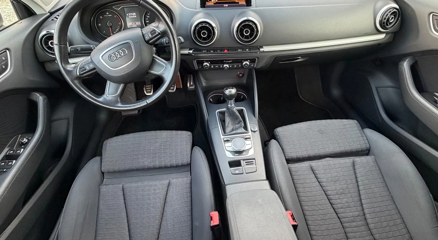 Notranja slika - Audi A3 - Sportback 1.6 TDI - 12