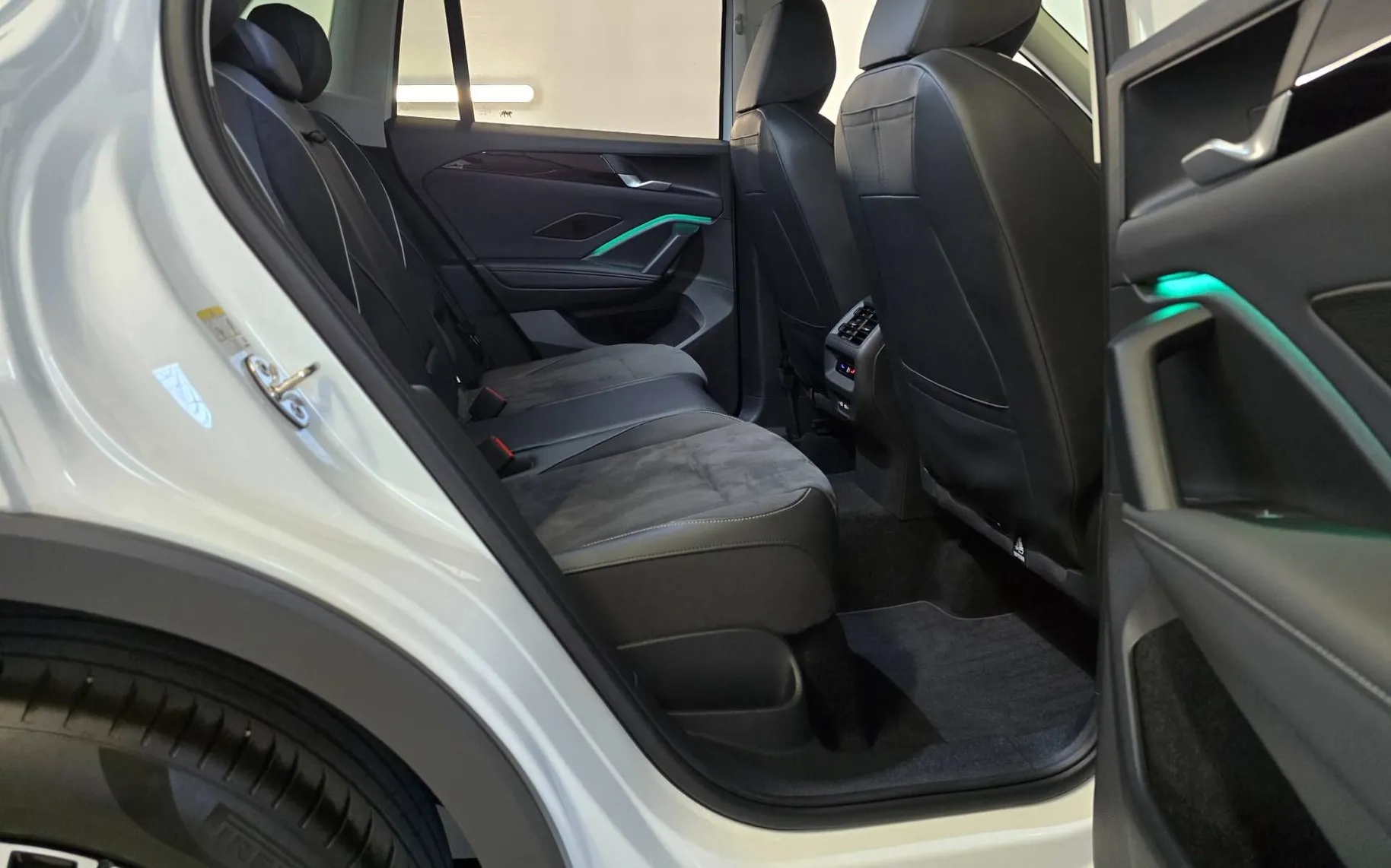 Notranja slika - Volkswagen Tiguan - 2.0 TDI Elegance DSG - LED Plus.alcantara.kamera - 17