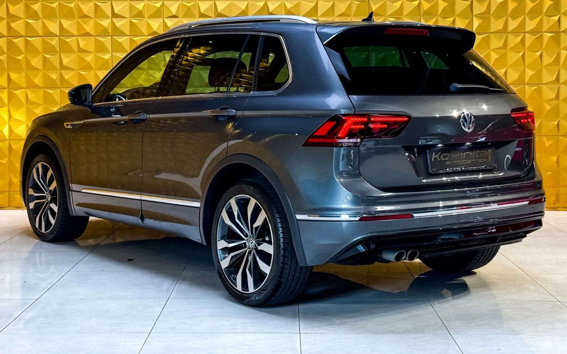 Notranja slika - Volkswagen Tiguan - 2.0 TDI 4MOTION AUT. R LINE-LED-GRETJE-NAVI - 9