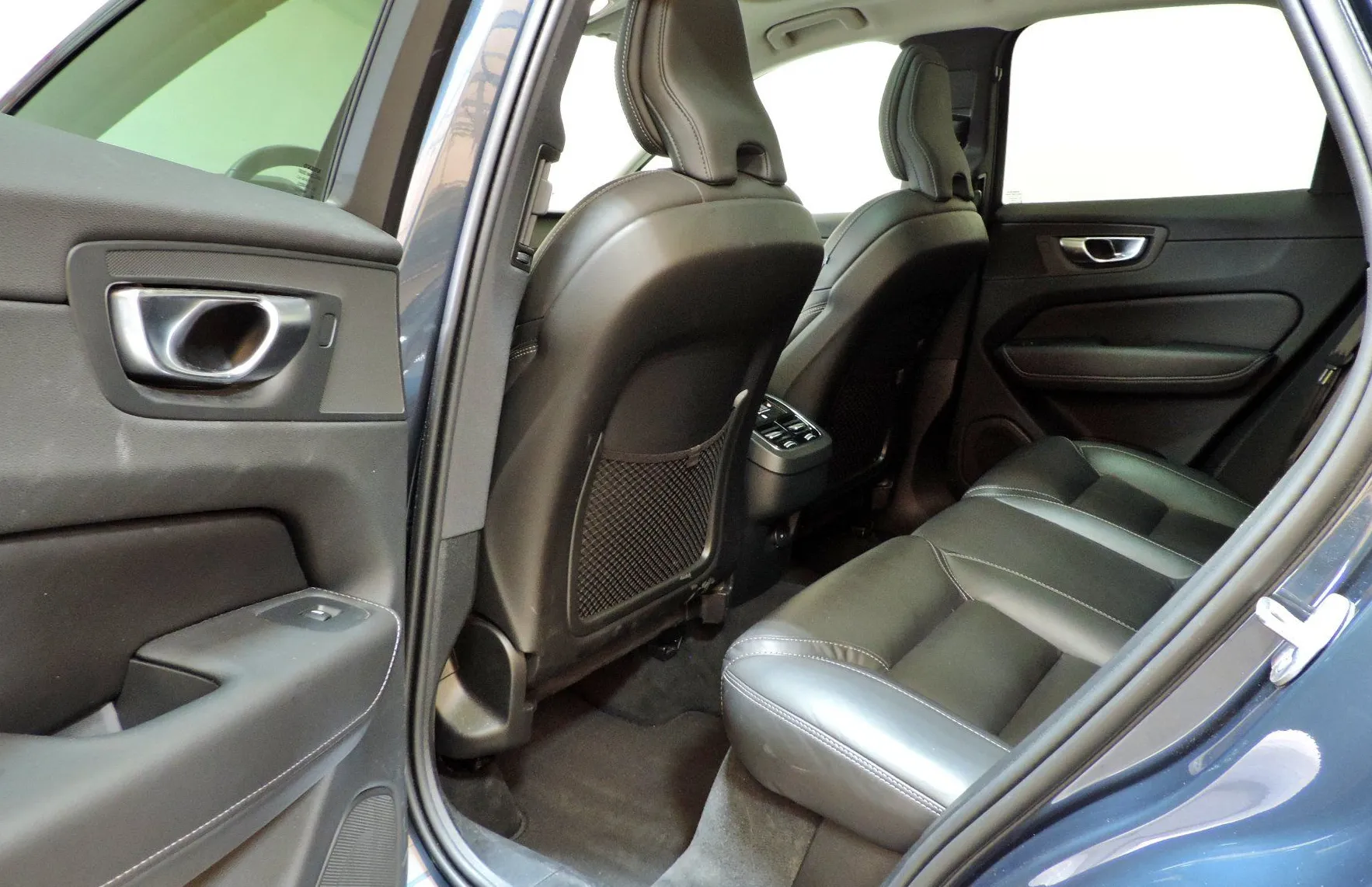 Zunanja slika - Volvo XC60 - B5P AWD Ultimate Dark Avt. LED-KAMERE 360-PANORAMA - 10