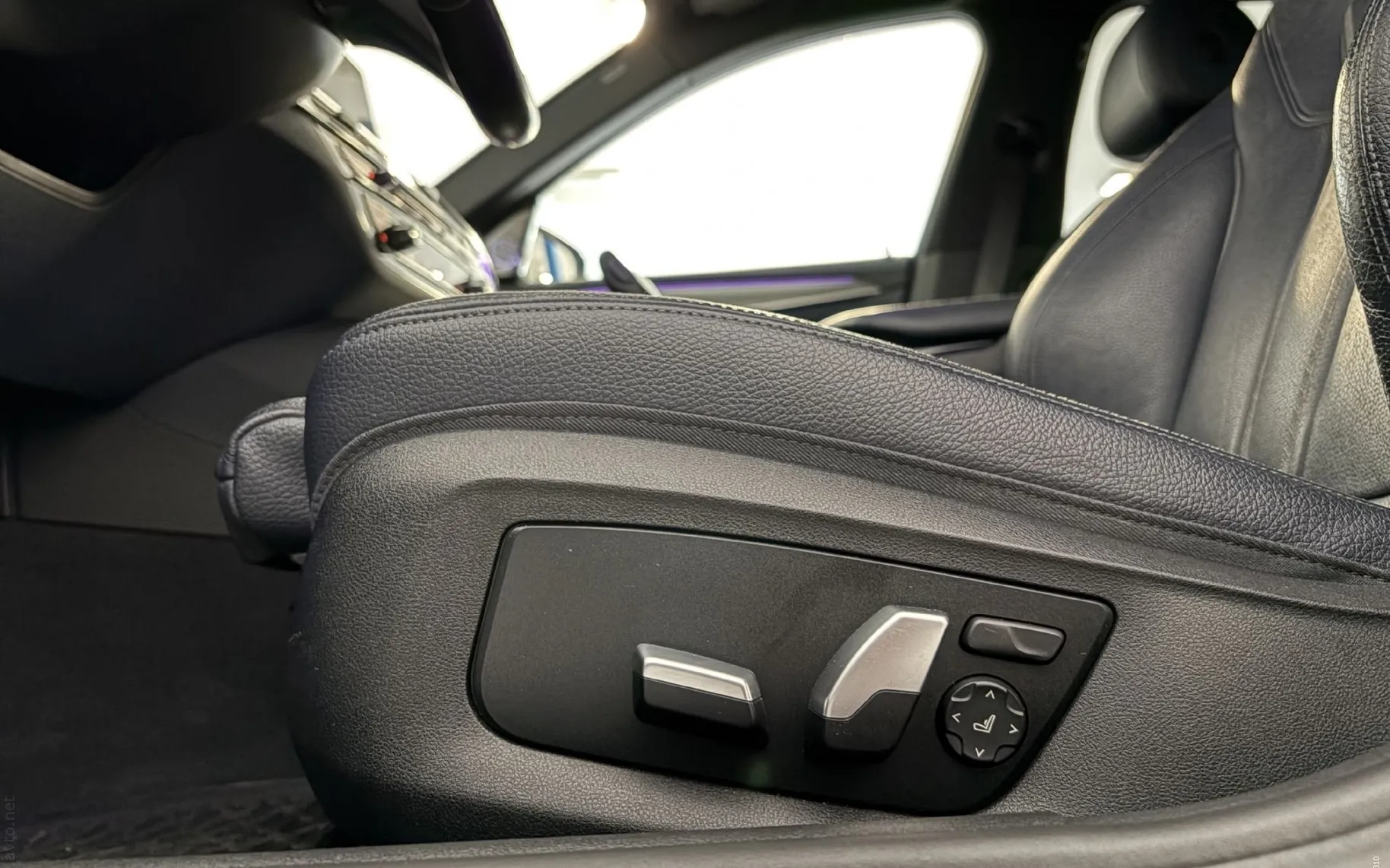 Notranja slika - BMW serija 5 Touring: - 530d|xD|M|ACC|Laser|360K|HUD|BW|NightV|Zračno|TV| - 9