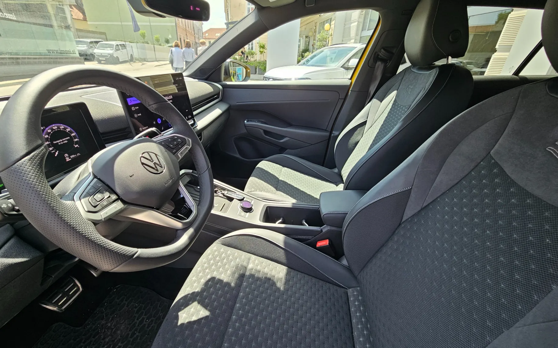 Zunanja slika - Volkswagen T-Roc - 1.5 eTSI R-Line DSG - 7