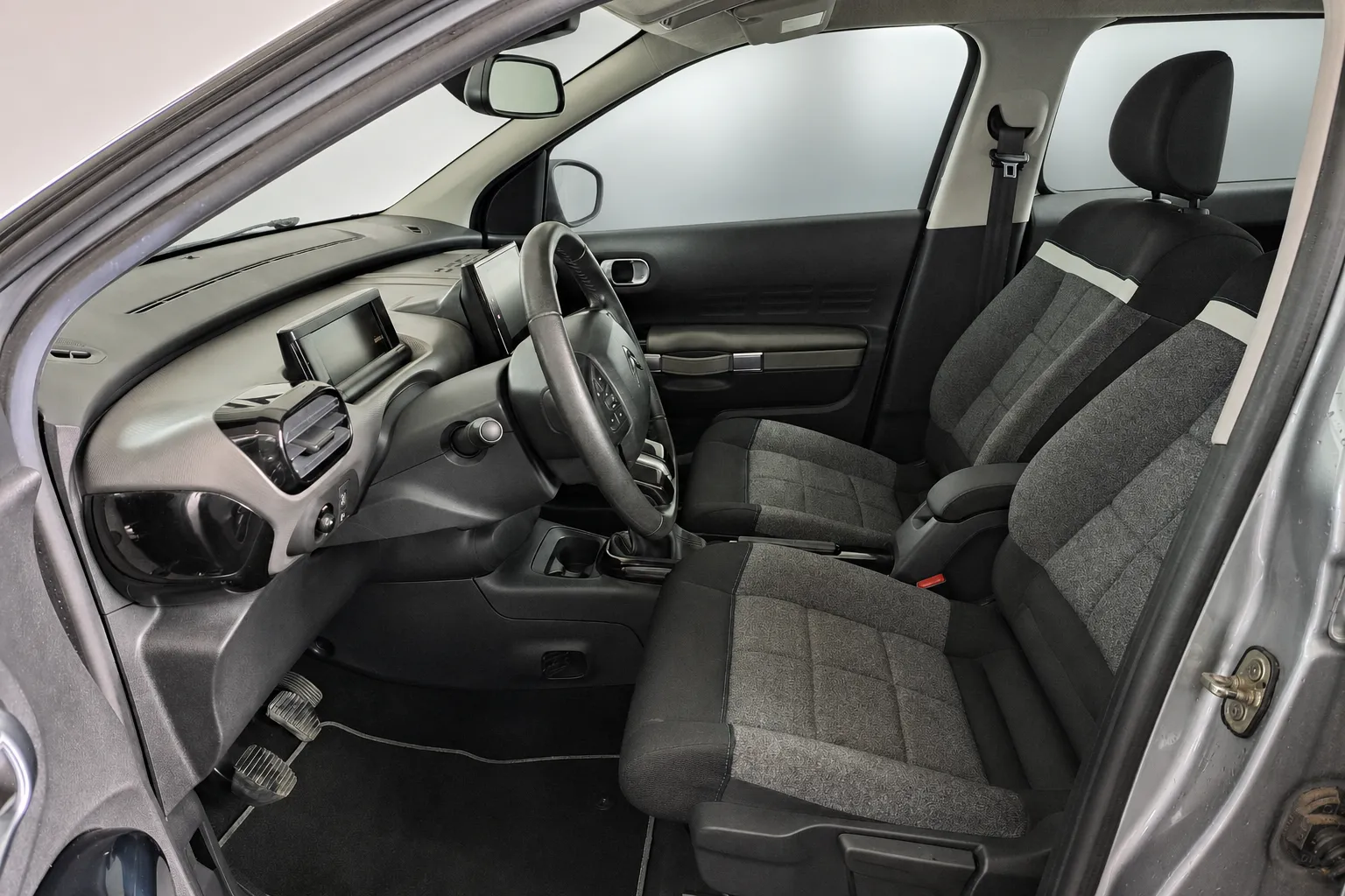 Notranja slika - Citroën C4 Cactus - 1.2 PureTech 130-M 2019-1 LASTNIK-GARANCIJA - 10
