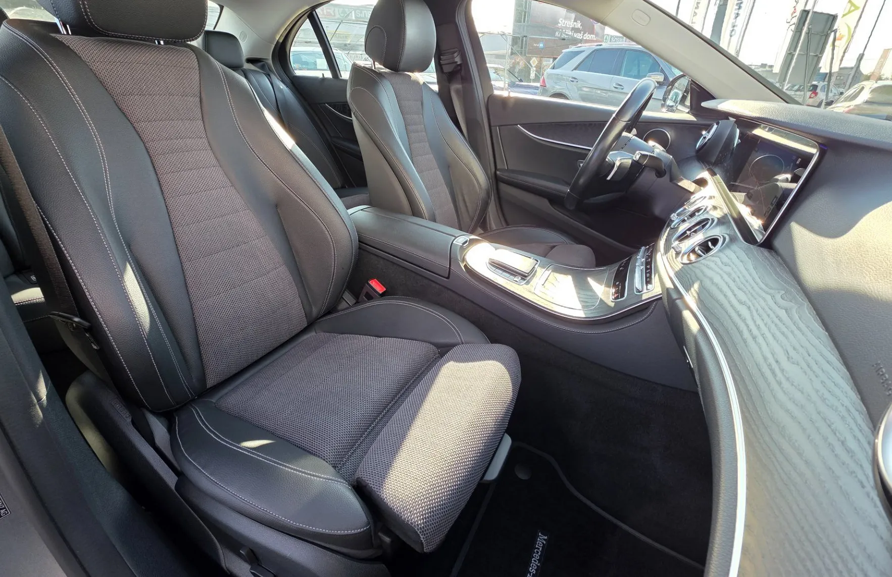 Zunanja slika - Mercedes-Benz E-Razred - E 300 e 4MATIC Avantgarde Avt.-priklopni hybrid - 10
