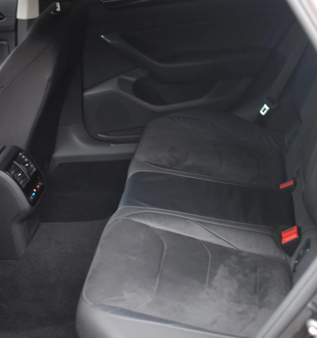 Notranja slika - Volkswagen Arteon - 2,0 TDI BMT Elegance DSG - 24