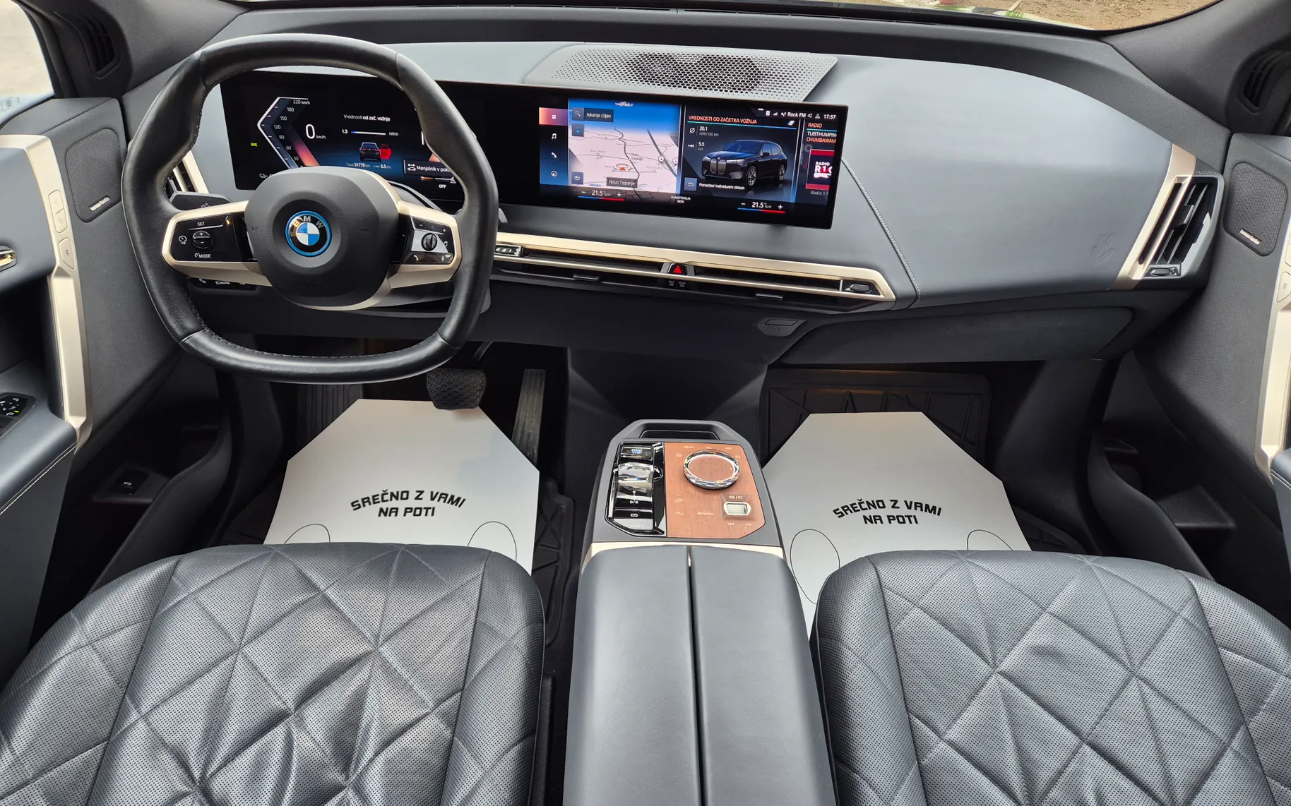 Notranja slika - BMW iX - xDrive40 Sport - 9