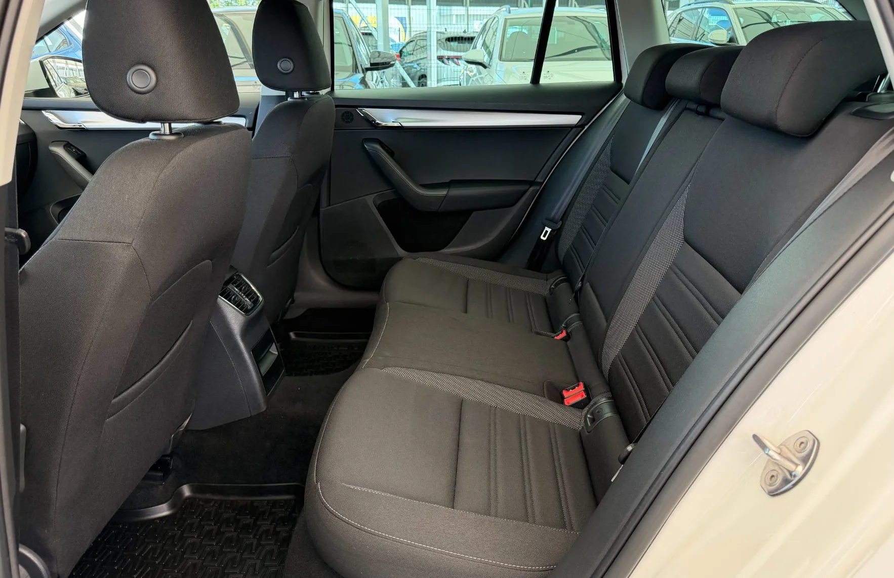 Zunanja slika - Škoda Octavia - Combi Family 2.0 TDI DSG SLO 1.Lastnik - 11