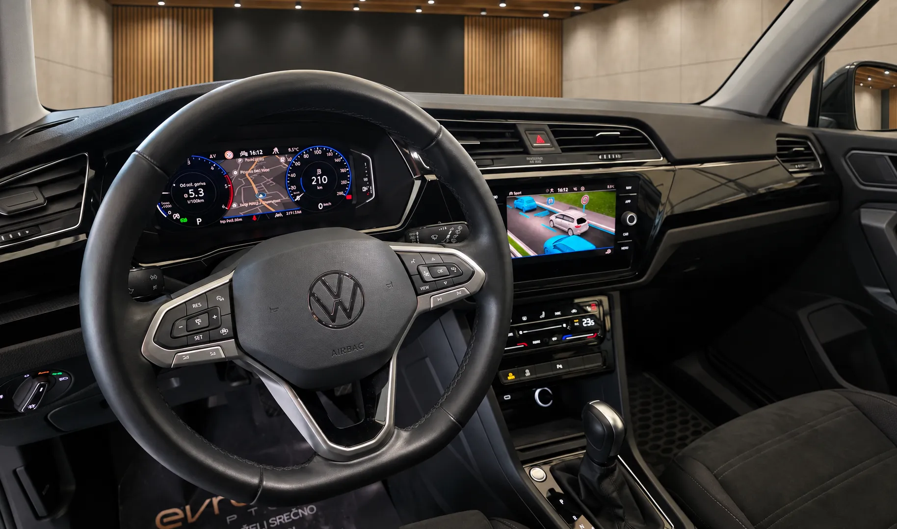 Notranja slika - Volkswagen Touran - 2.0 TDI R-Line DSG 1.Lastnik-Slov.poreklo-7 Sedeže - 11