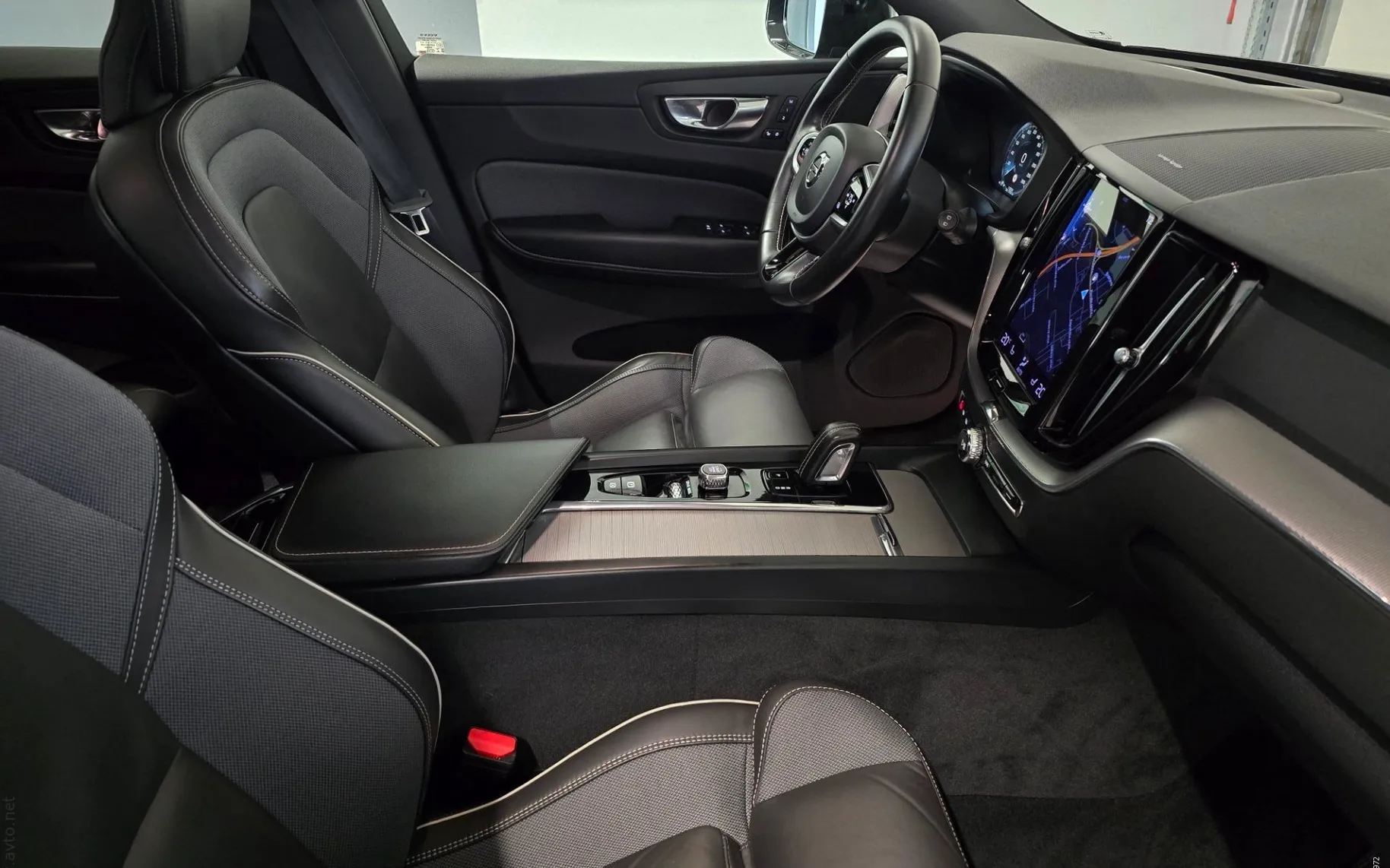 Notranja slika - Volvo XC60 - B4D R-Design Avt.- LED.usnje+mem.360kam.HUD.Harman - 14