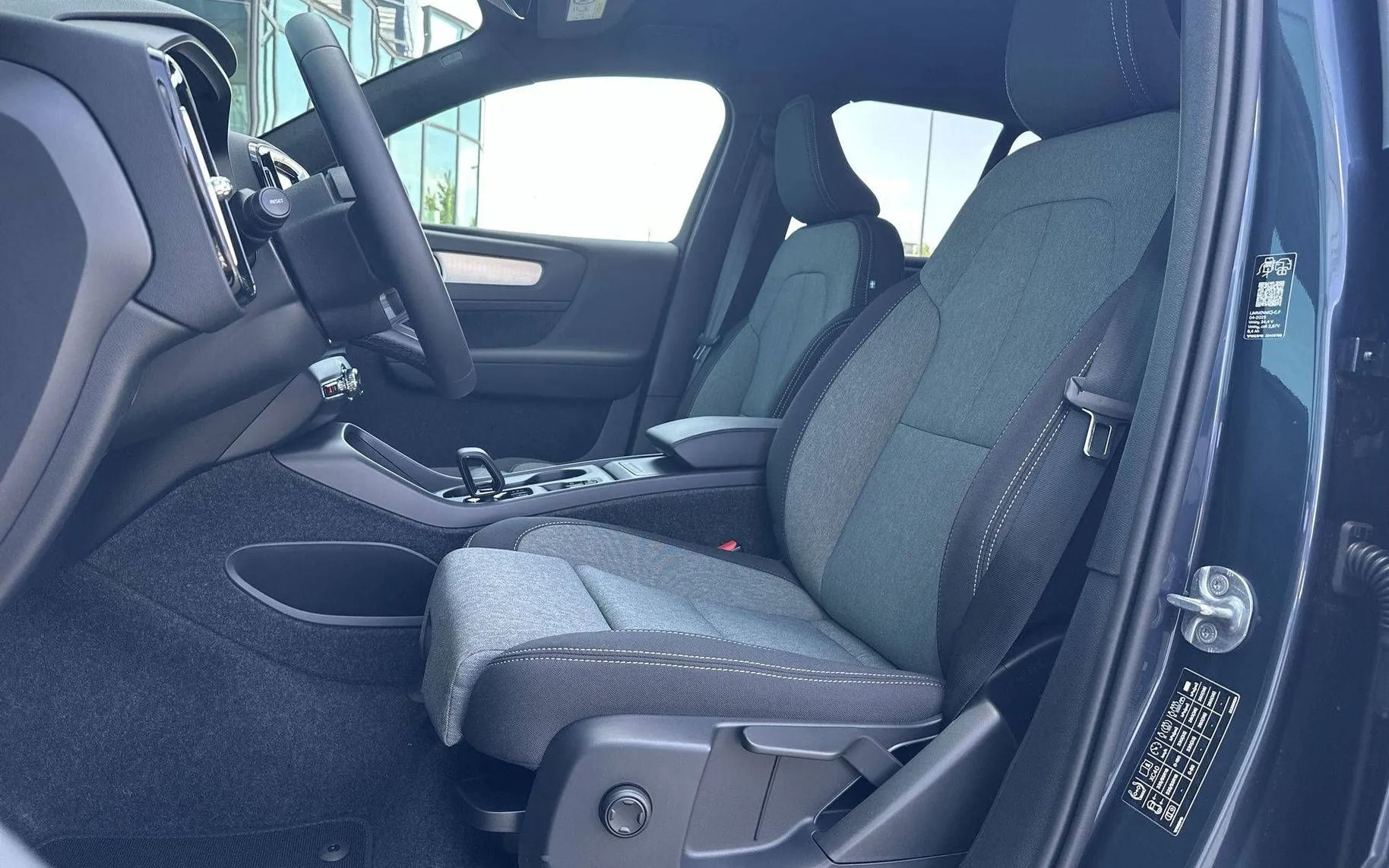 Notranja slika - Volvo XC40 - B3 P Core AT DCT... - 10