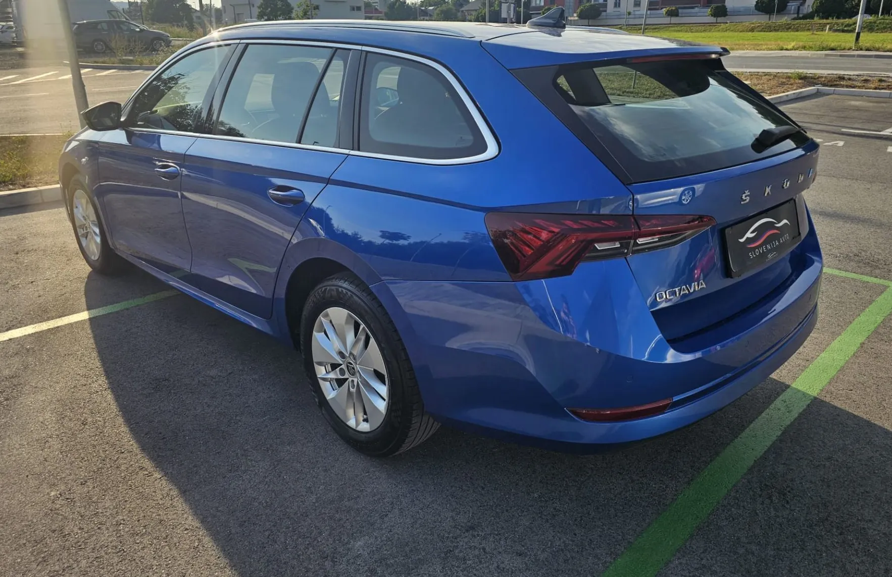 Zunanja slika - Škoda Octavia - Combi 2.0TDI Ambition DSG|FuLED|alu|wirtual|kamera - 6