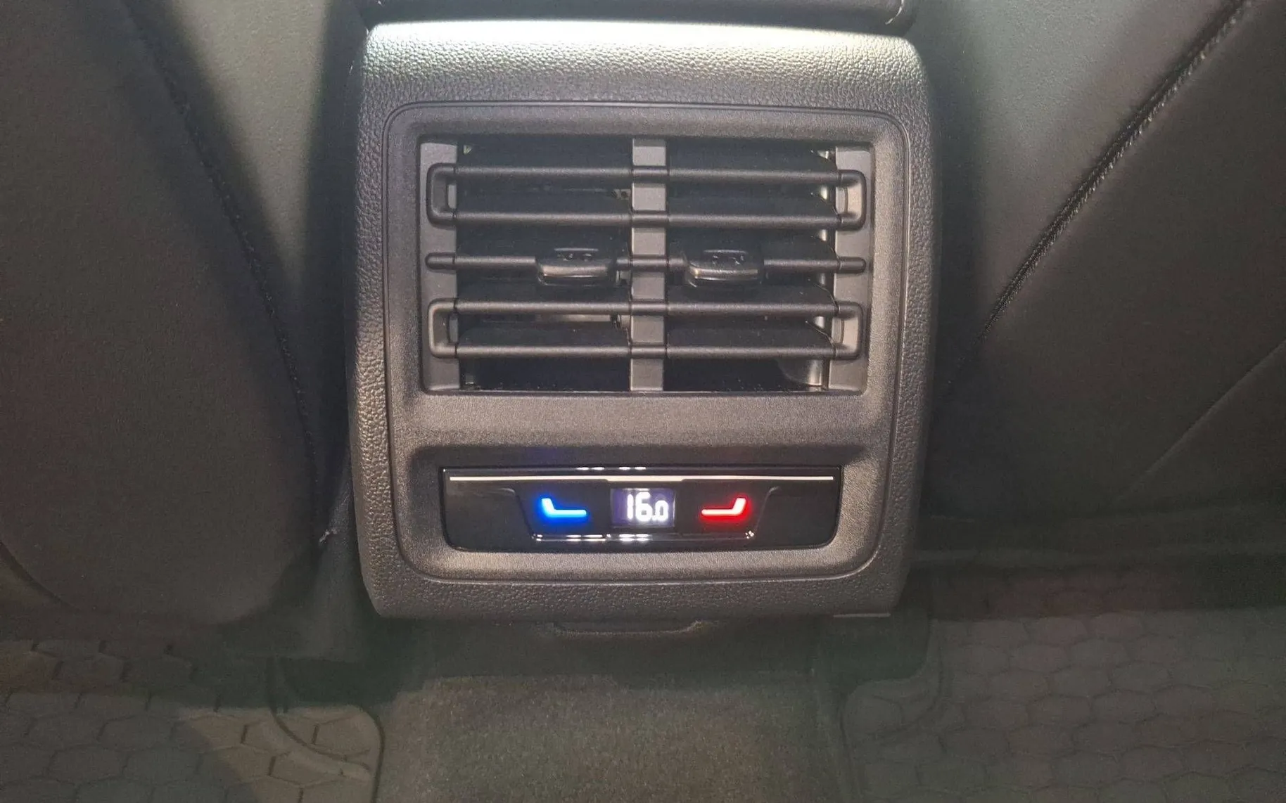 Notranja slika - Volkswagen Golf - 1.5 eTSI BMT 4Joy DSG - 12
