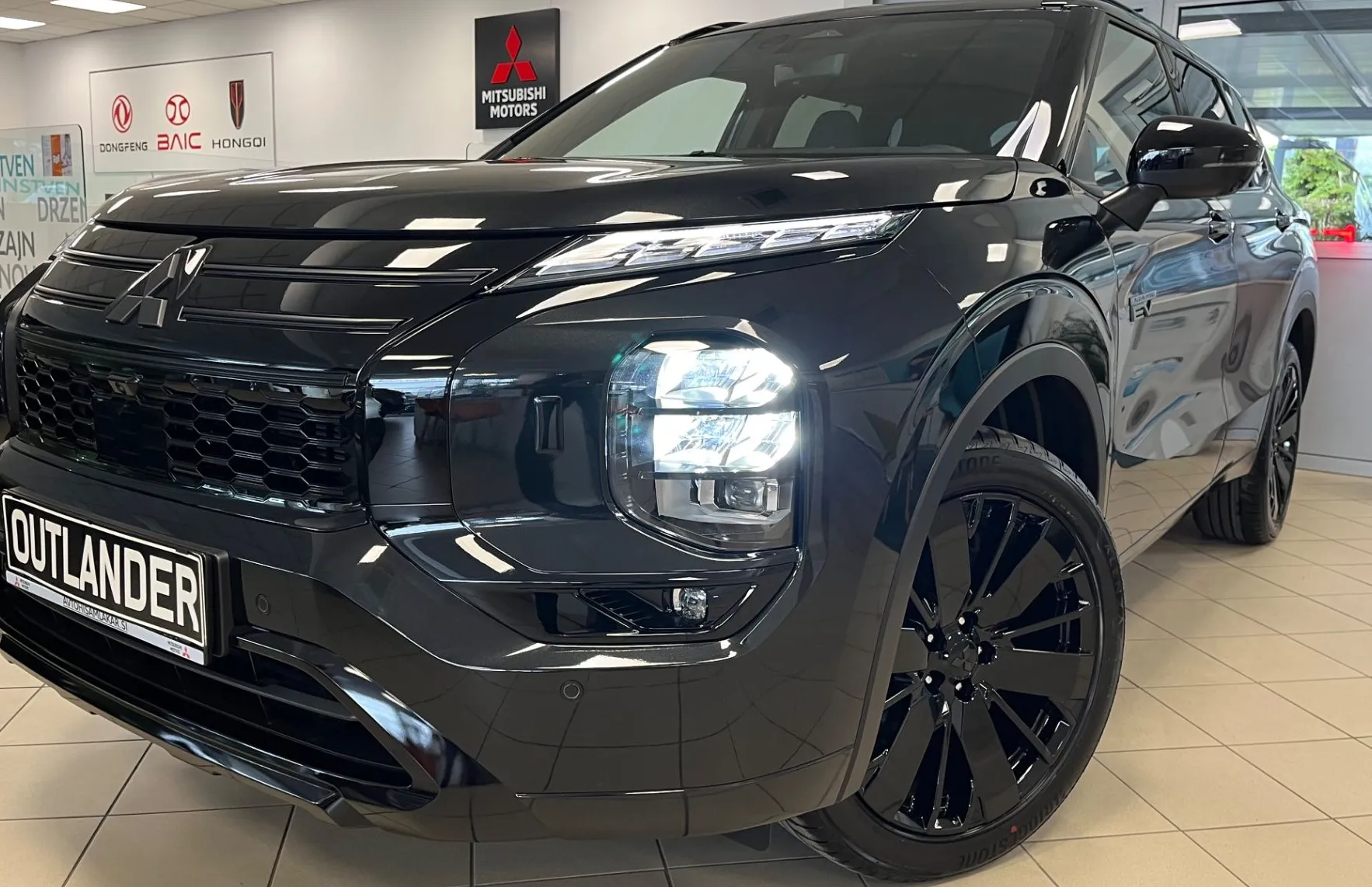 Zunanja slika - Mitsubishi Outlander - Black Edition PHEV 4WD 2.4  Avt. - NA ZALOGI - - 3