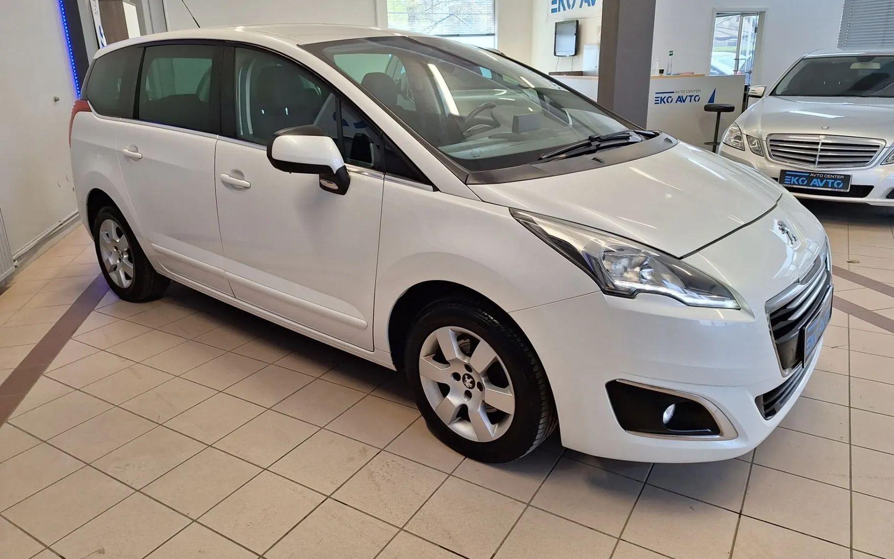Zunanja slika - Peugeot 5008 - ACTIVE 1.6 HDI KREDIT BREZ POLOGA ODLIČNO OHRANJ - 3