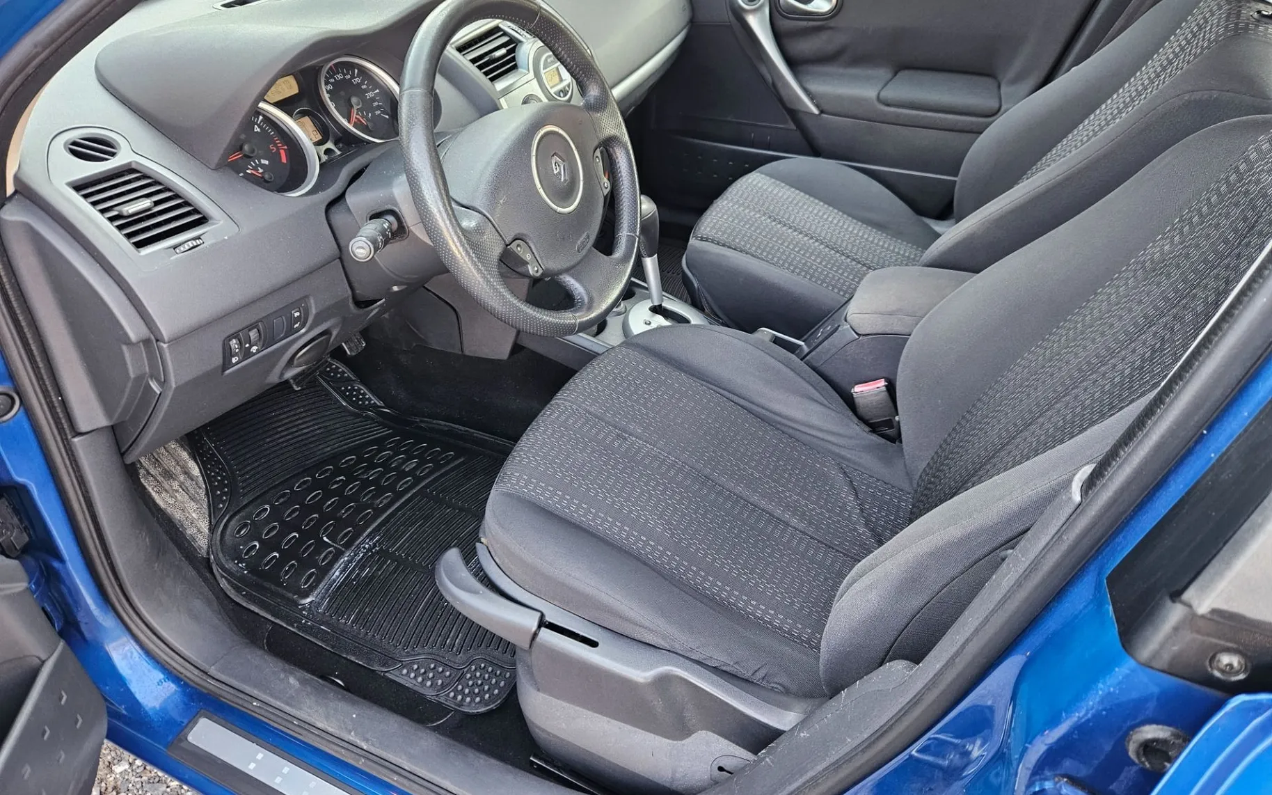 Notranja slika - Renault Megane - 1.9 dCi DYNAMIQUE  AVTOMATIK - 14