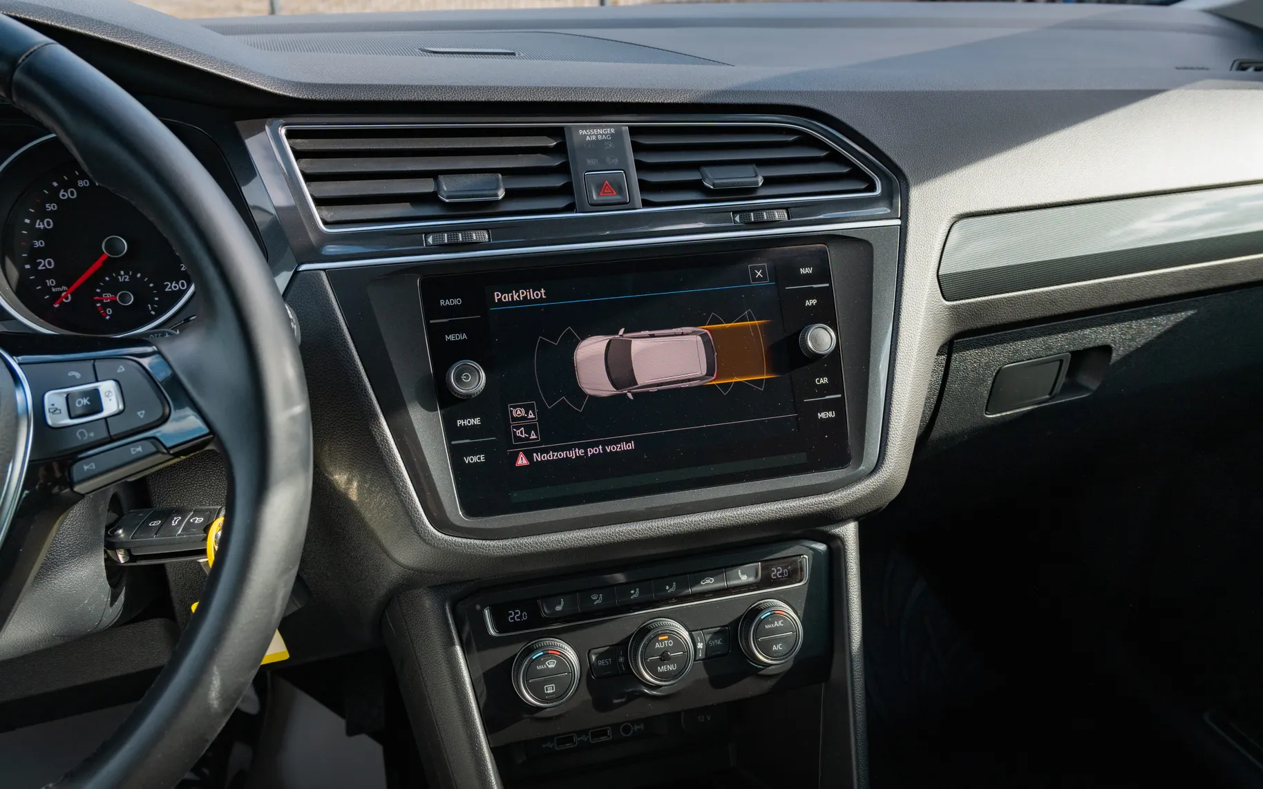 Notranja slika - Volkswagen Tiguan - 2,0 TDI BMT R-Line Edition DSG - 12