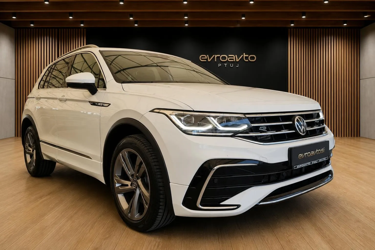 Notranja slika - Volkswagen Tiguan - 4motion 2.0 TDI BMT R-Line DSG•IQ.LIGHT - 7