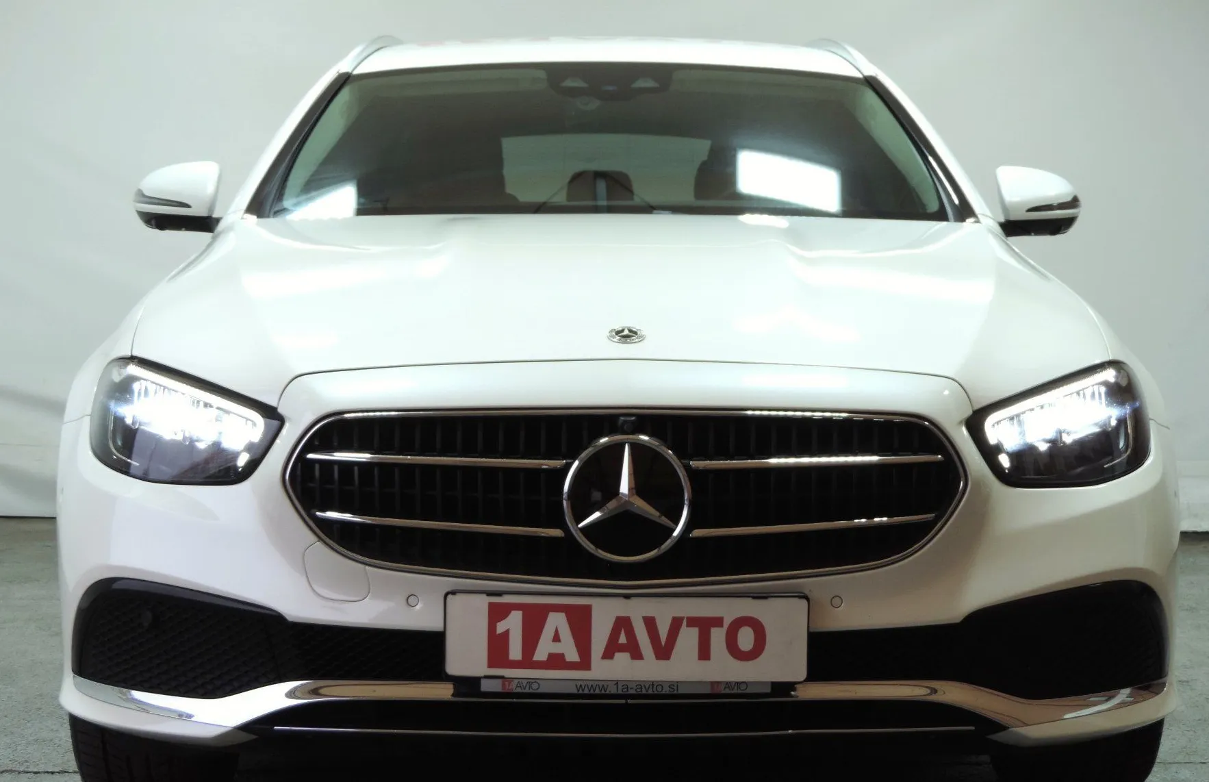 Zunanja slika - Mercedes-Benz E-Razred - E 300 de 4MATIC T  Avt. ACC-360-MRTVI KO - 2