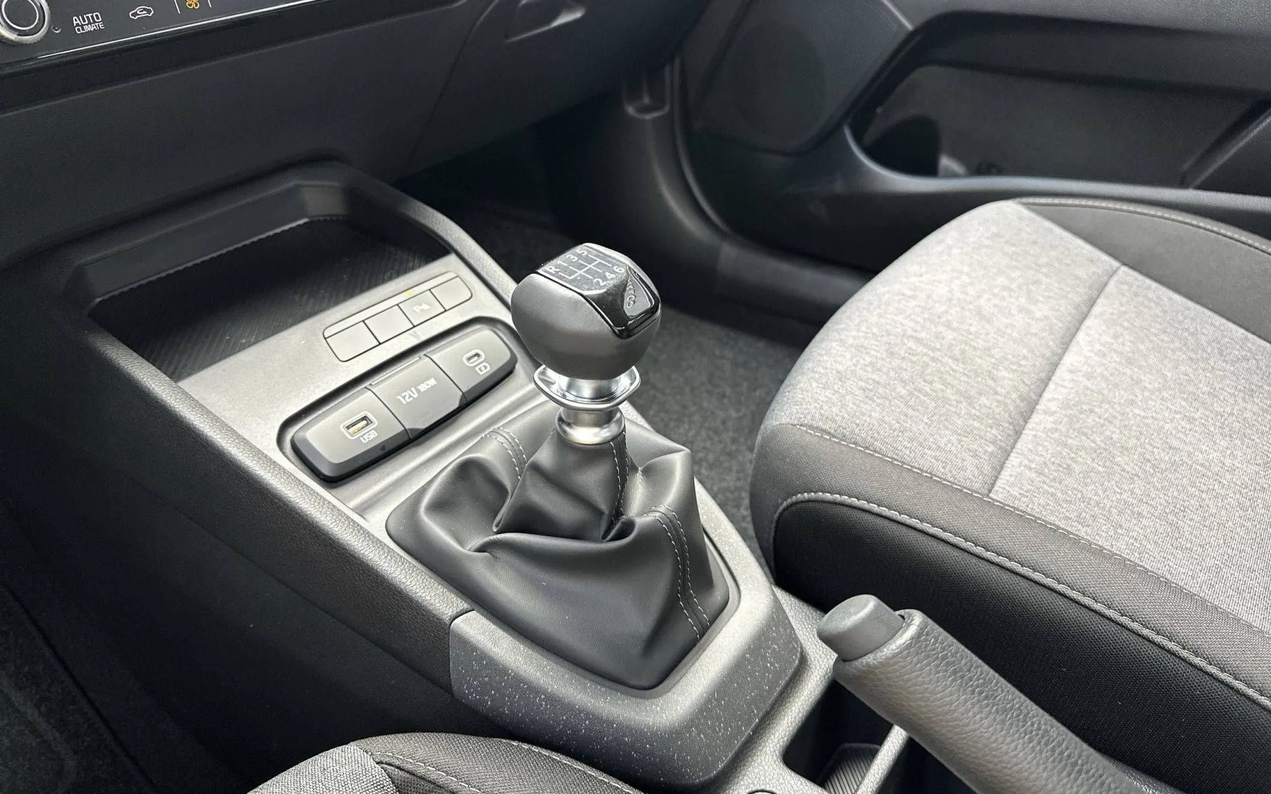 Notranja slika - KIA Stonic - 1.0 T-GDi LX Life - 20
