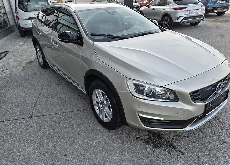Zunanja slika - Volvo V60 Cross Country - D3 odličen avto po AKCIJSKI CENI   LEANPAY - 5